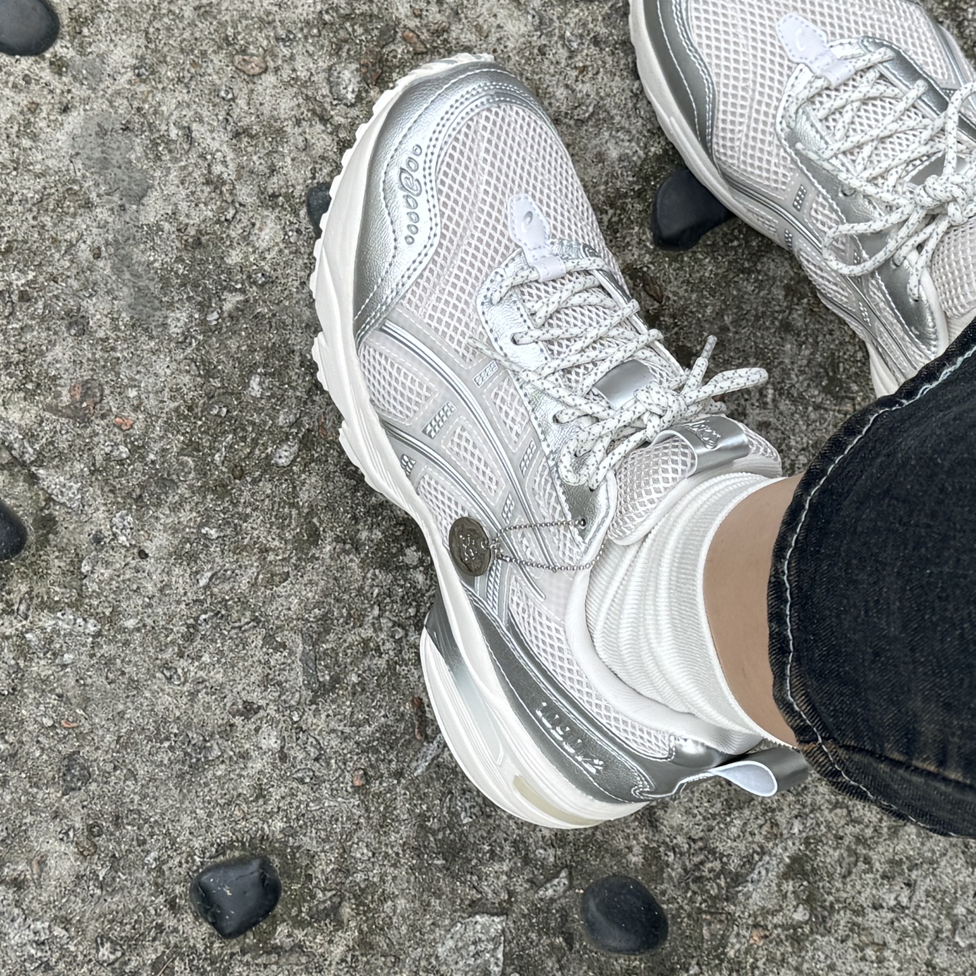(W) Asics x Snidel Gel-1090 V2 Silver 착용 스타일 - 2