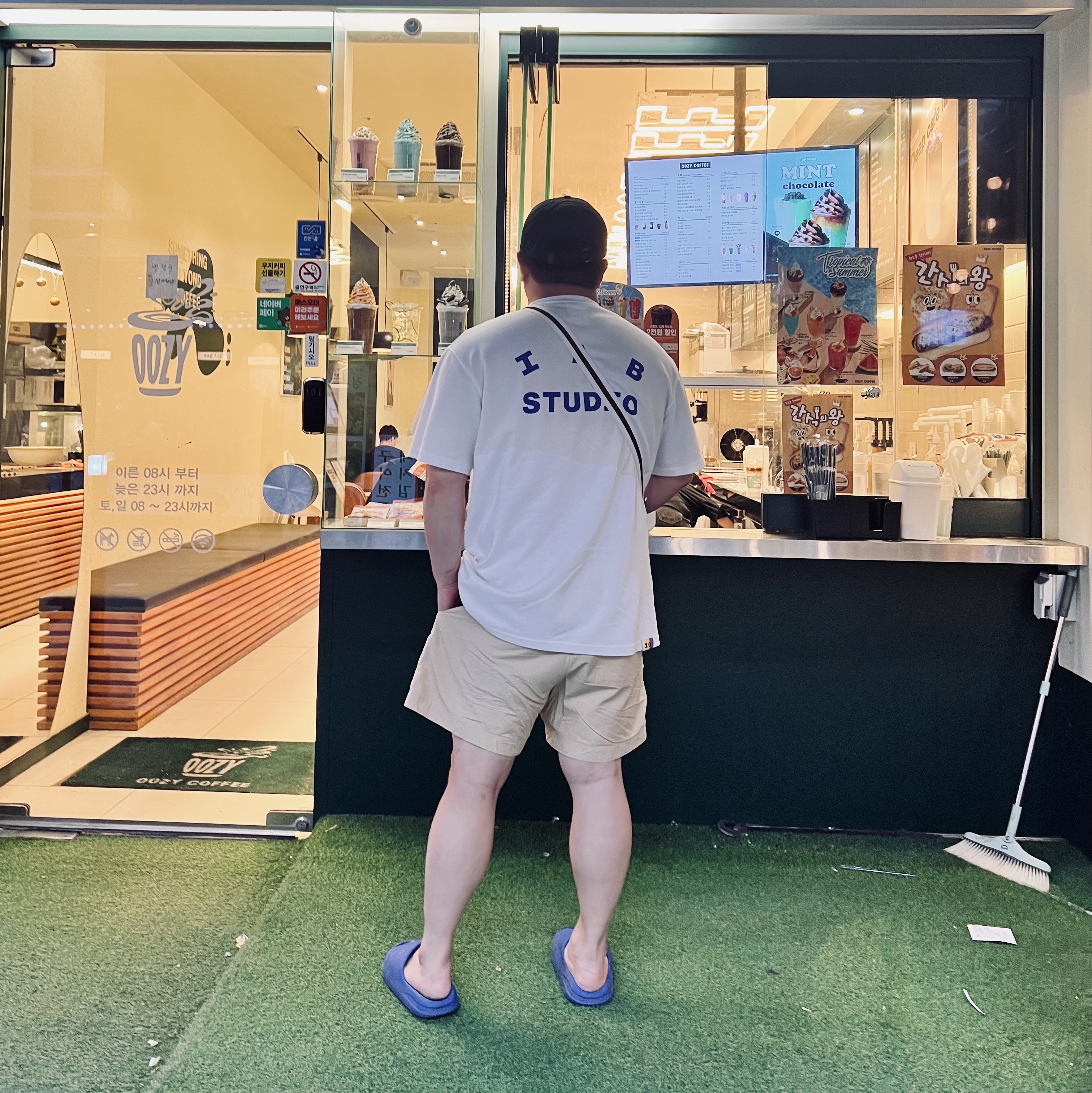 IAB Studio 10th Anniversary T-Shirt White, Adidas Yeezy Slide Azure 착용 스타일