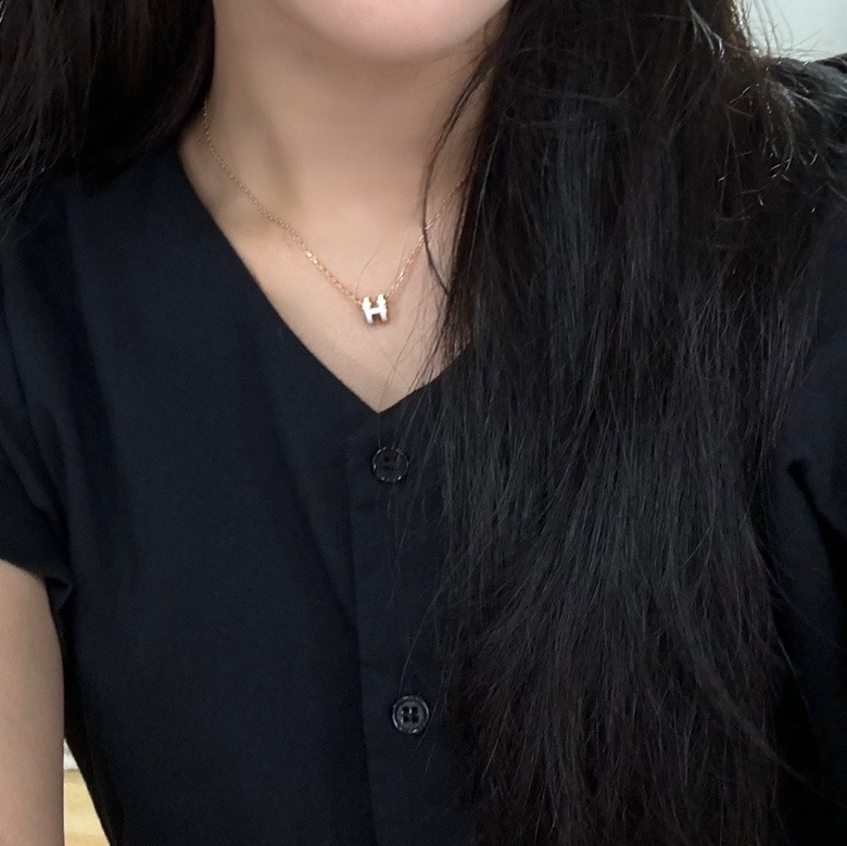 (W) Hermes Mini Pop H Pendant Rose Gold & Blanc 착용 스타일 - 3