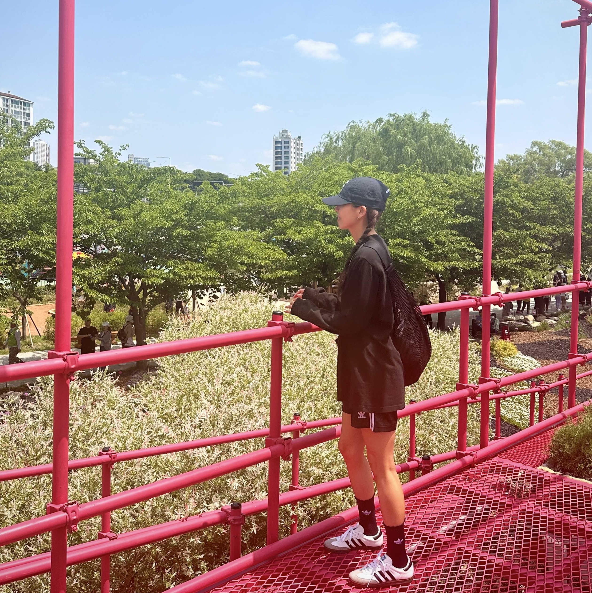 Supreme Seersucker S Logo 6-Panel Black - 24SS, Supreme Small Box LS T-Shirt Black - 24SS 착용 스타일 - 3