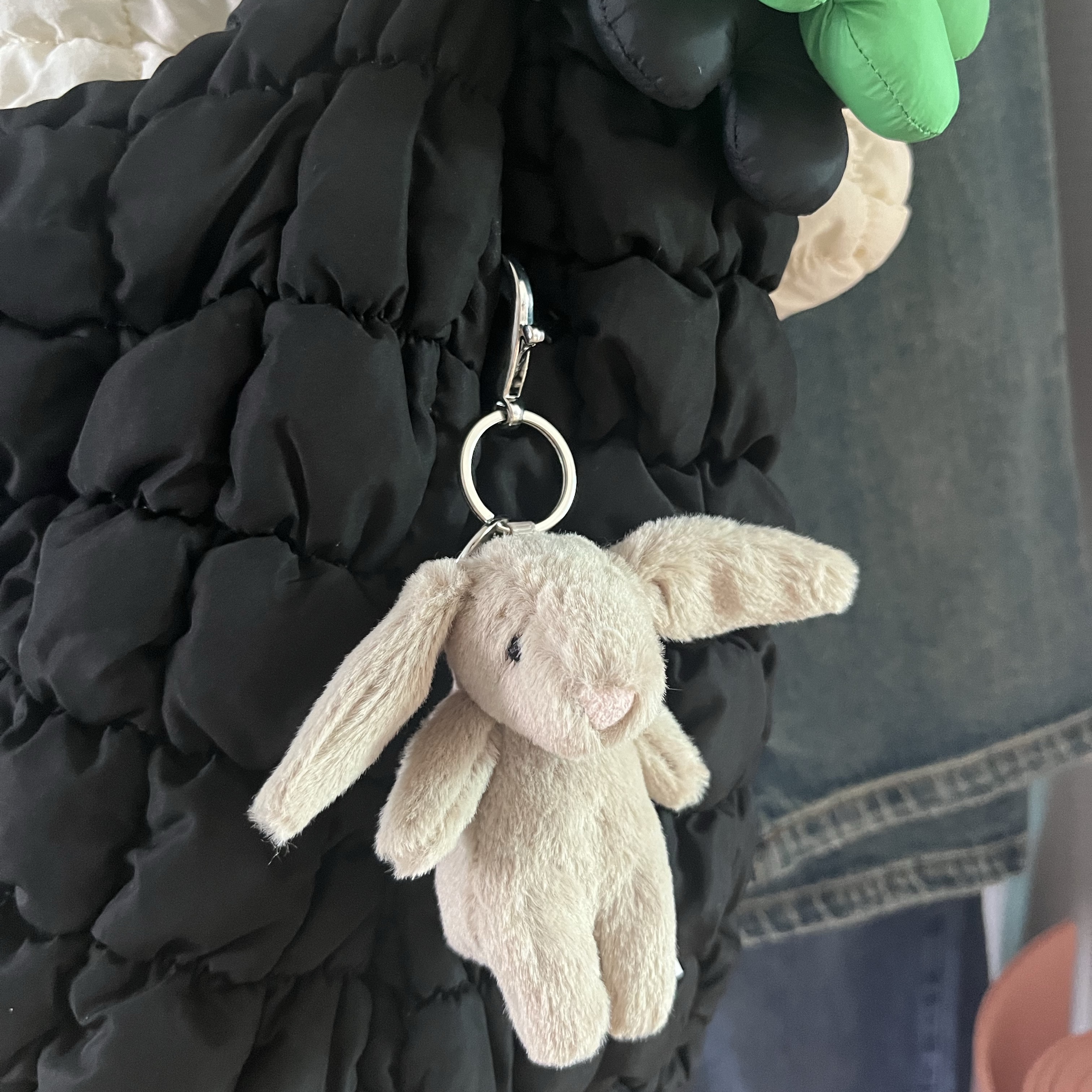 Jellycat Bashful Bunny Bag Charm Beige, COS Quilted Oversized Shoulder Bag Black 착용 스타일