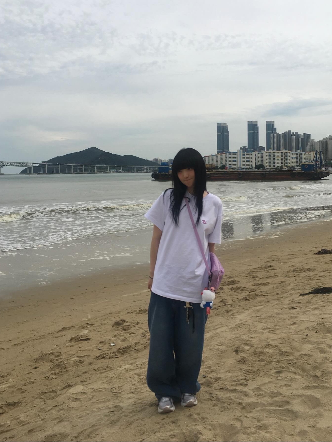 Sansan Gear Logo T-Shirt White - 24SS, Arc'teryx Heliad 6 Crossbody Bag Storm Glow 착용 스타일 - 4
