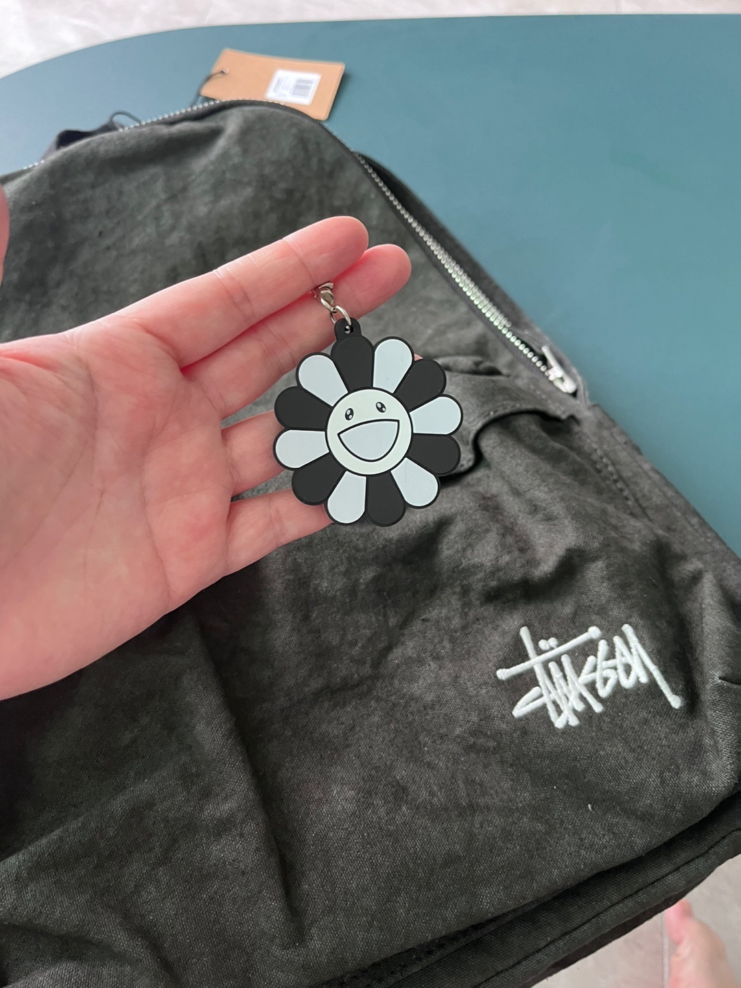 Stussy Canvas Backpack Washed Black, Kaikai Kiki Flower Rubber Keyring Gray Black 착용 스타일