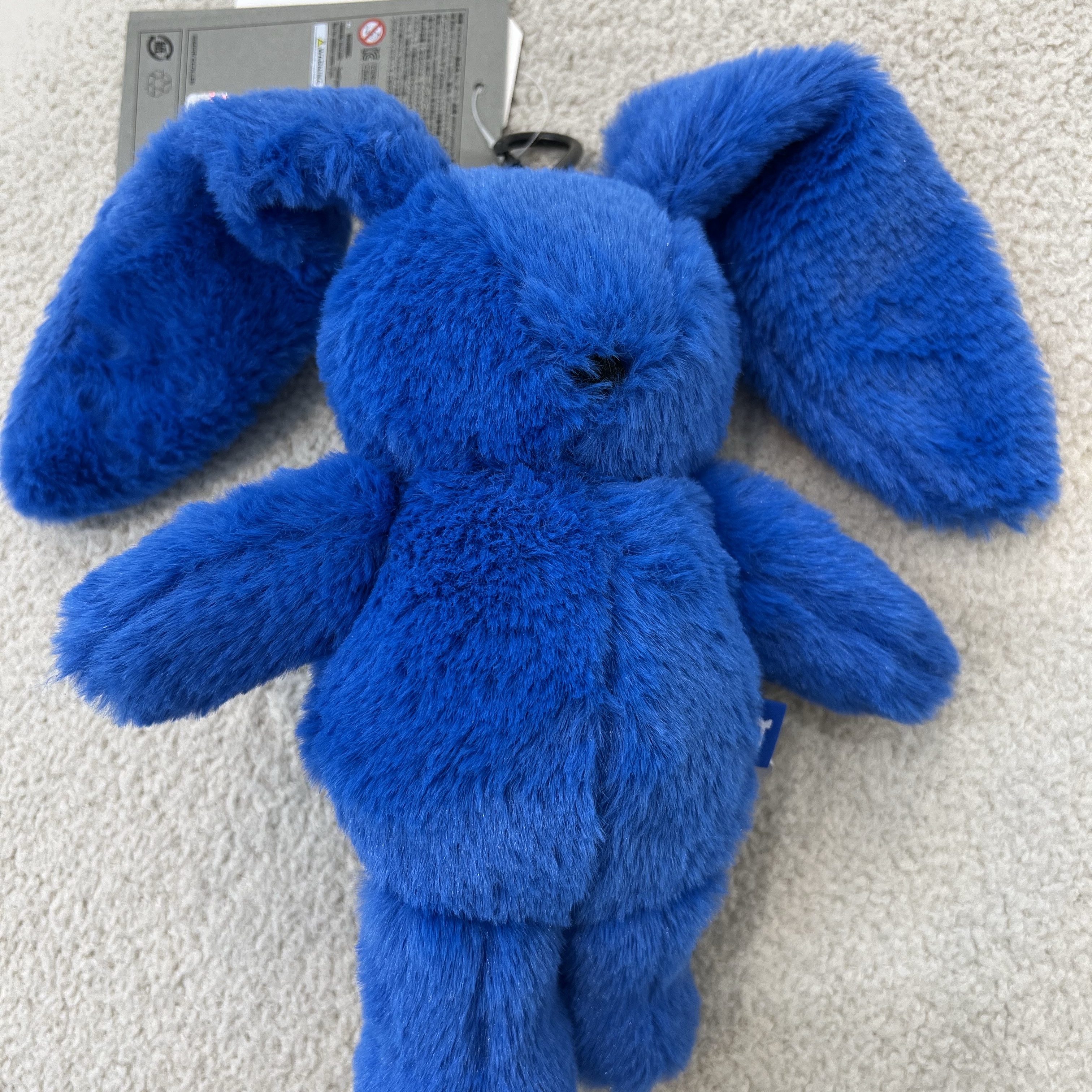 NewJeans x Coller Rabbit Pouch Tide Blue 착용 스타일