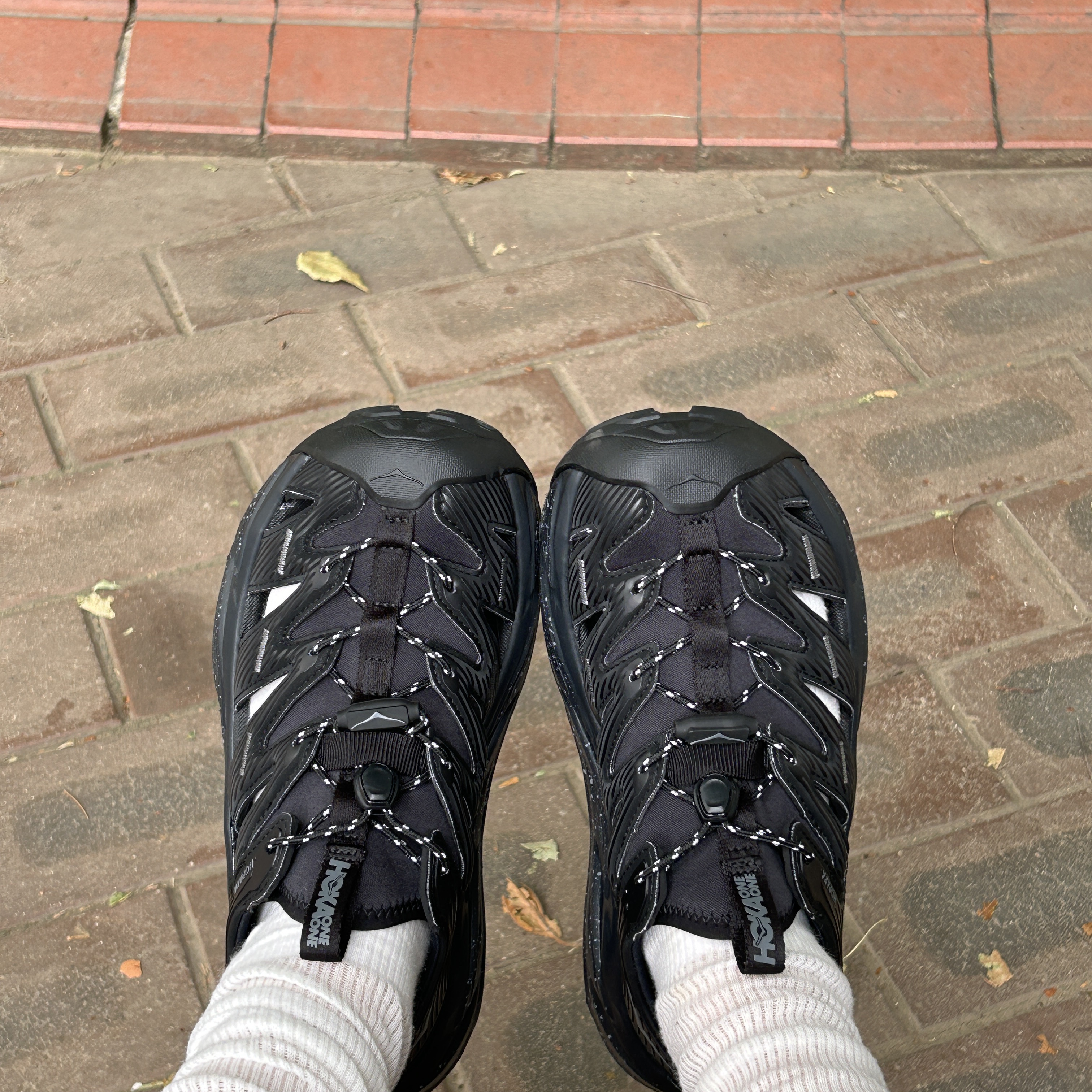 Hoka Hopara Black Castle Rock 착용 스타일