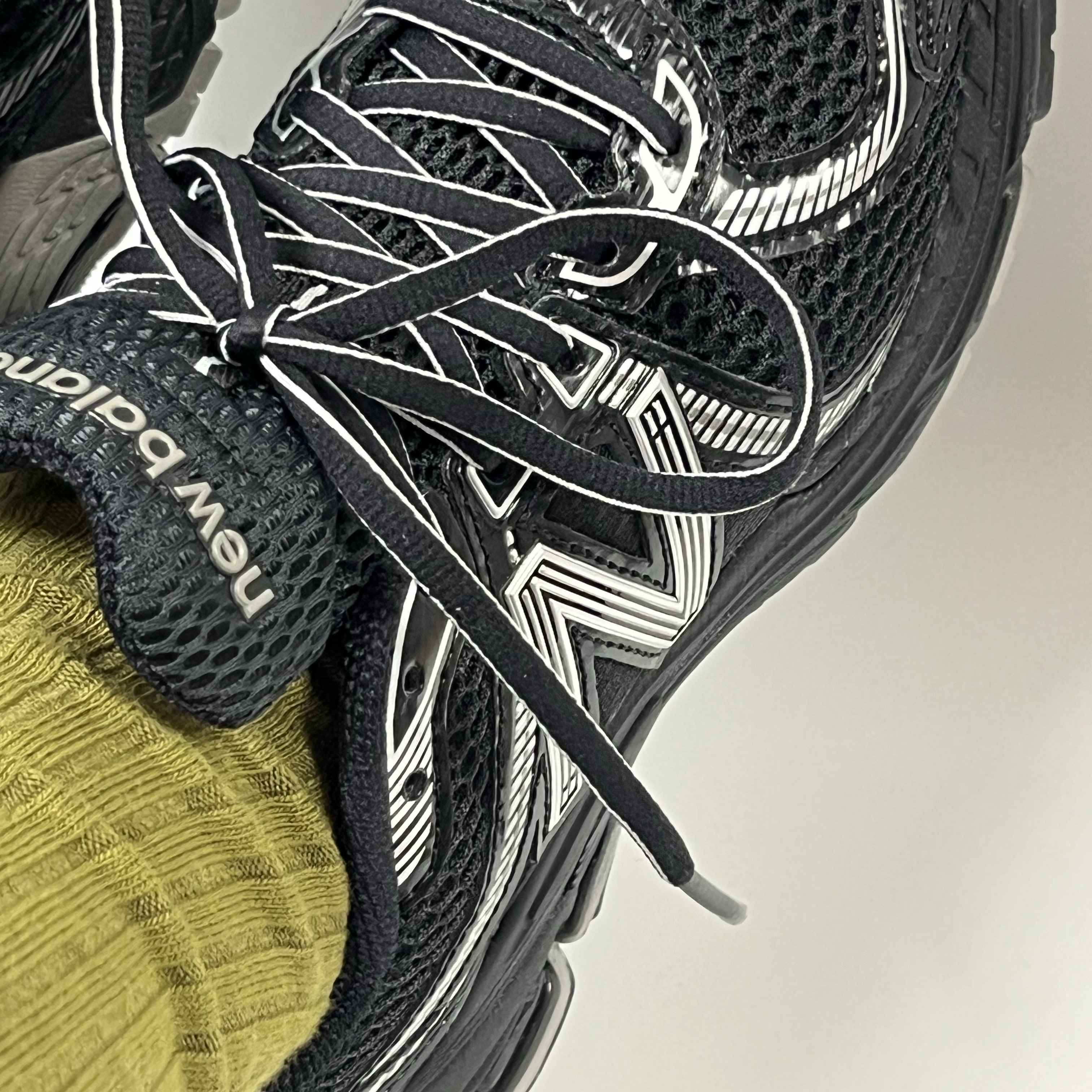 New Balance 860v2 Black Grey 착용 스타일 - 1