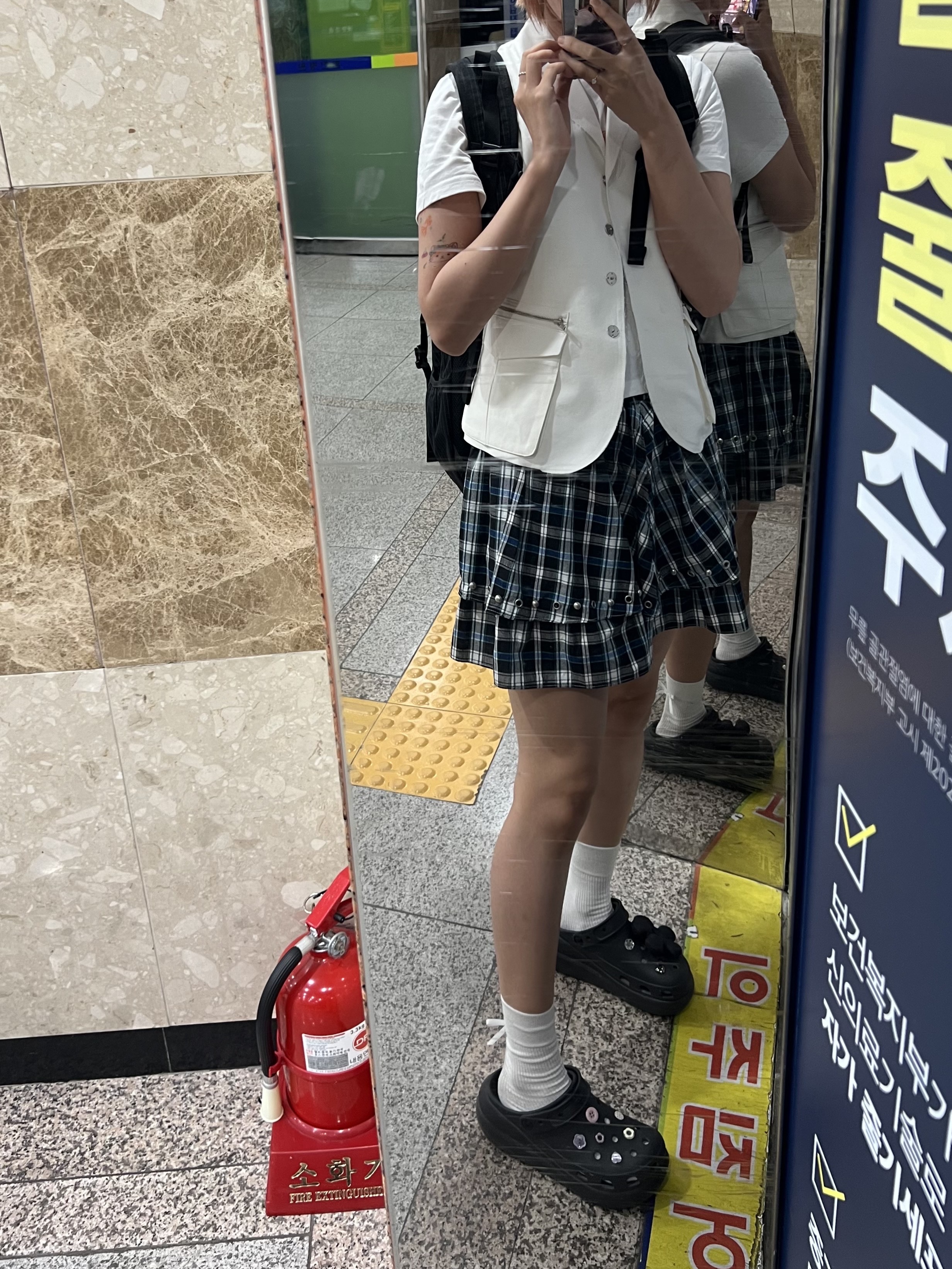 Crocs Classic Crush Clog Black 착용 스타일 - 1