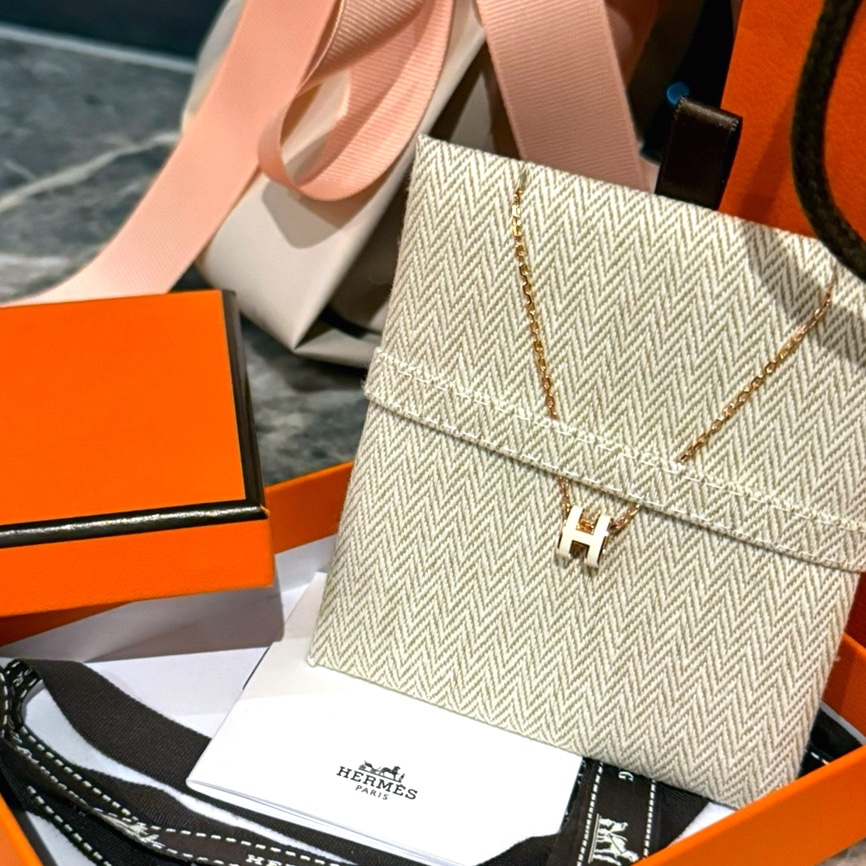 (W) Hermes Mini Pop H Pendant Rose Gold & Blanc 착용 스타일 - 1