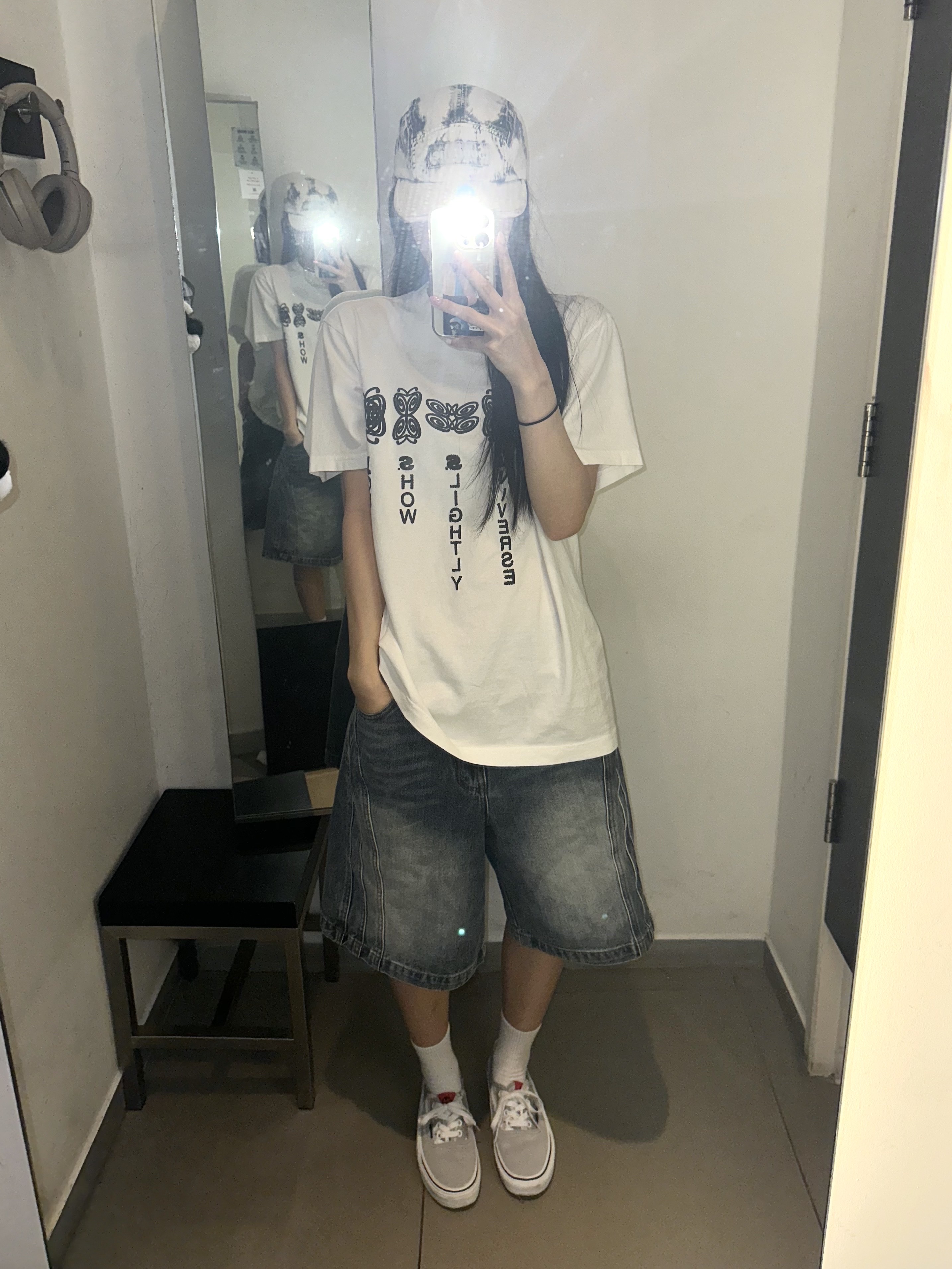 Stussy Universe T-Shirt Pigment Dyed Natural, Vans x AAPE Authentic Bolt Grey 착용 스타일 - 1