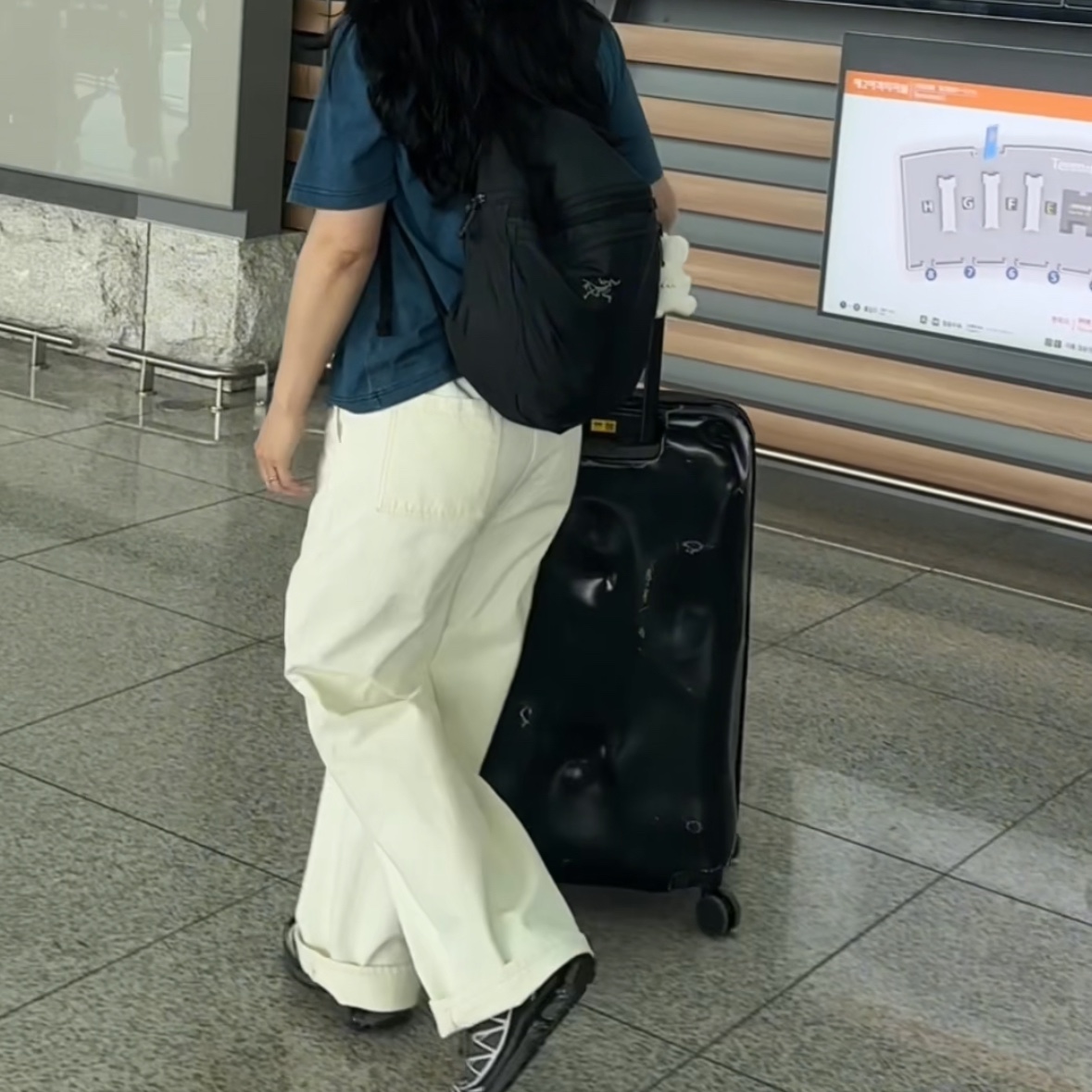 CRASH BAGGAGE Icon 31inch Black 착용 스타일 - 2