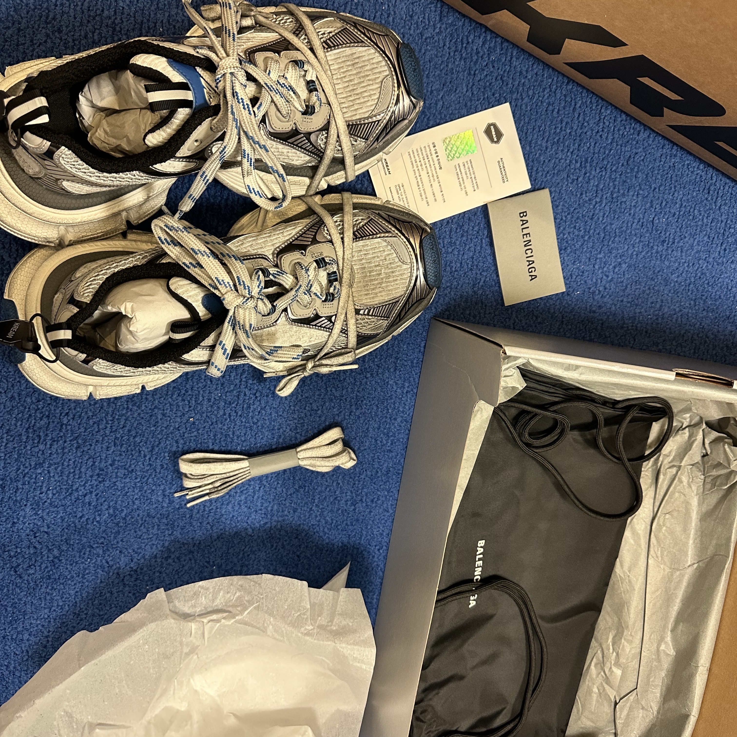 Balenciaga 3XL Sneakers Grey White Blue 착용 스타일 - 1