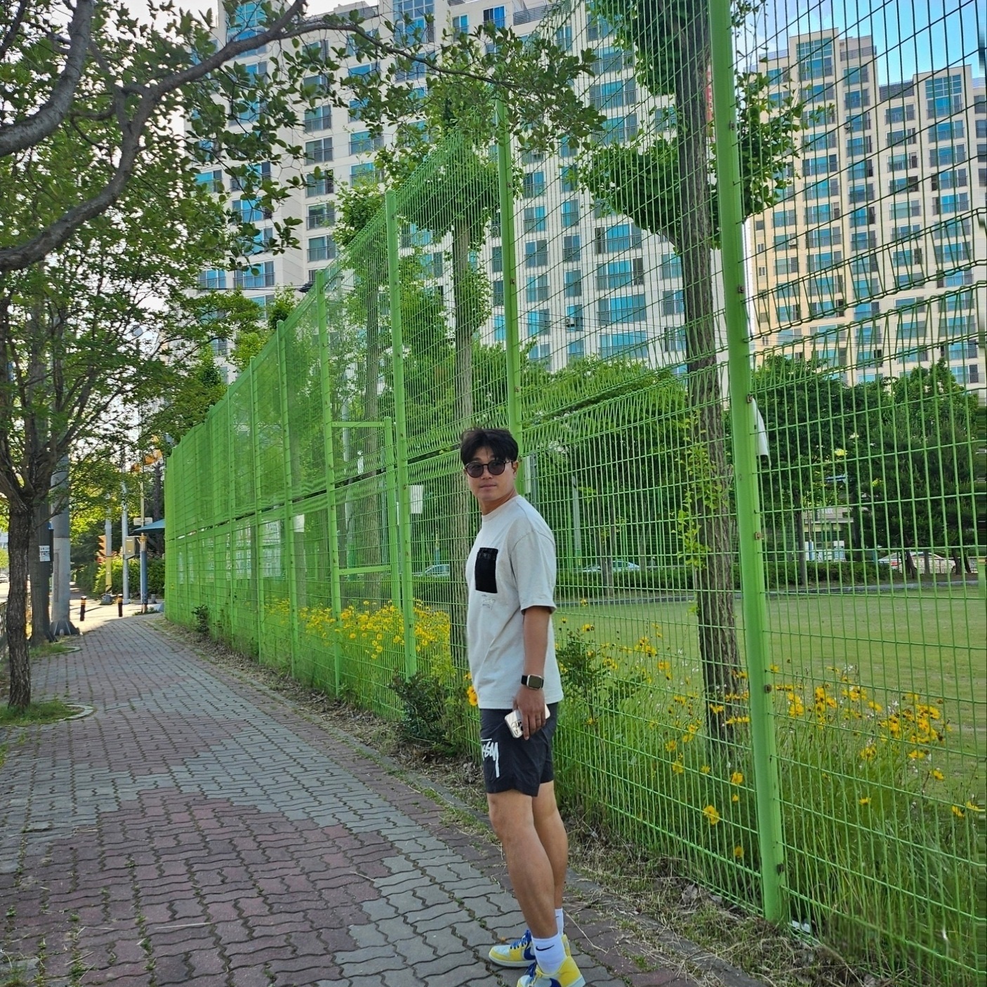 Nike x Stussy Water Shorts Off Noir, (W) Jordan 1 x Travis Scott Retro Low OG SP Canary 착용 스타일