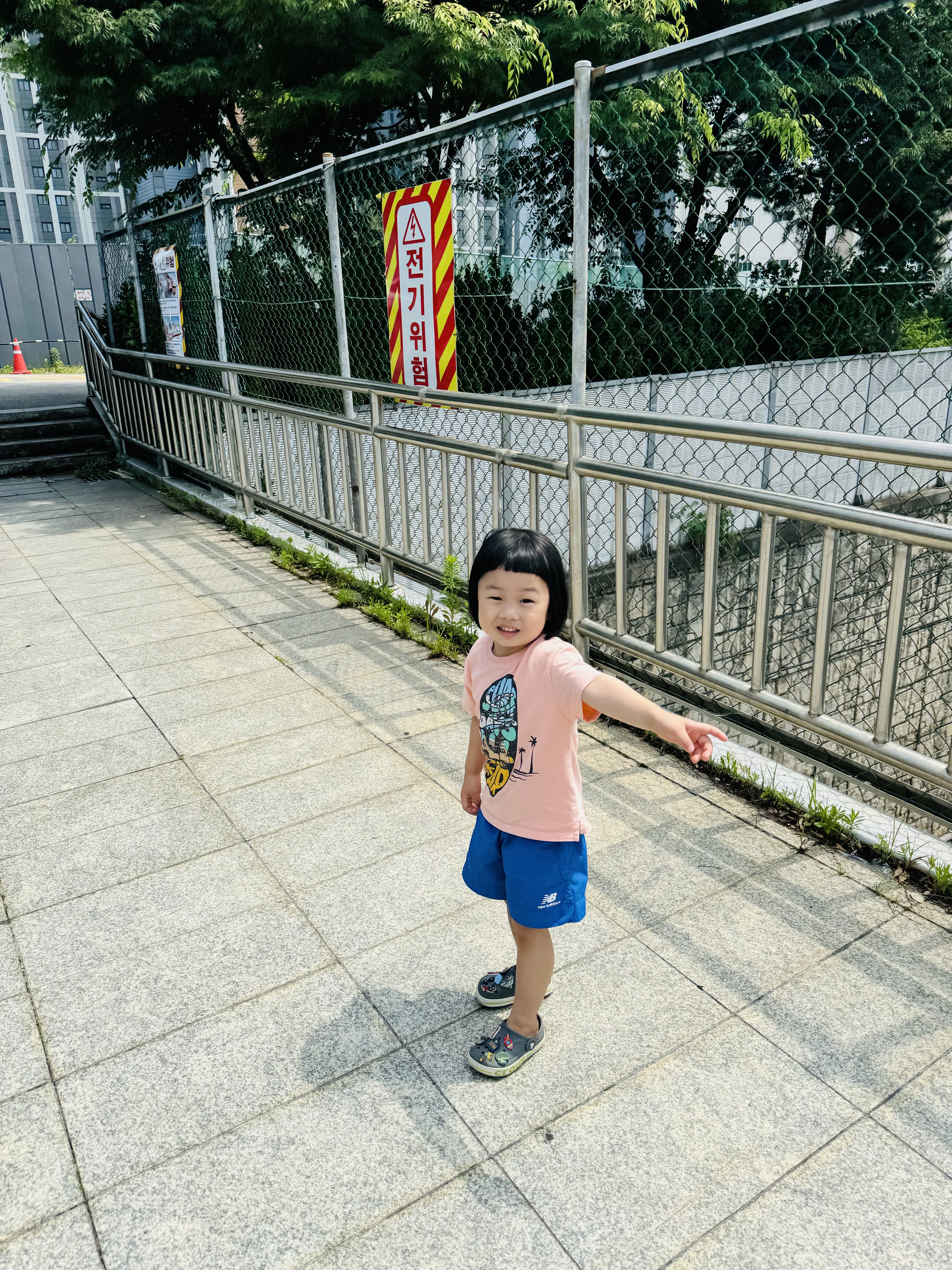 (Kids) Crocs Bayaband Clog Slate Grey Lime Punch 착용 스타일 - 4