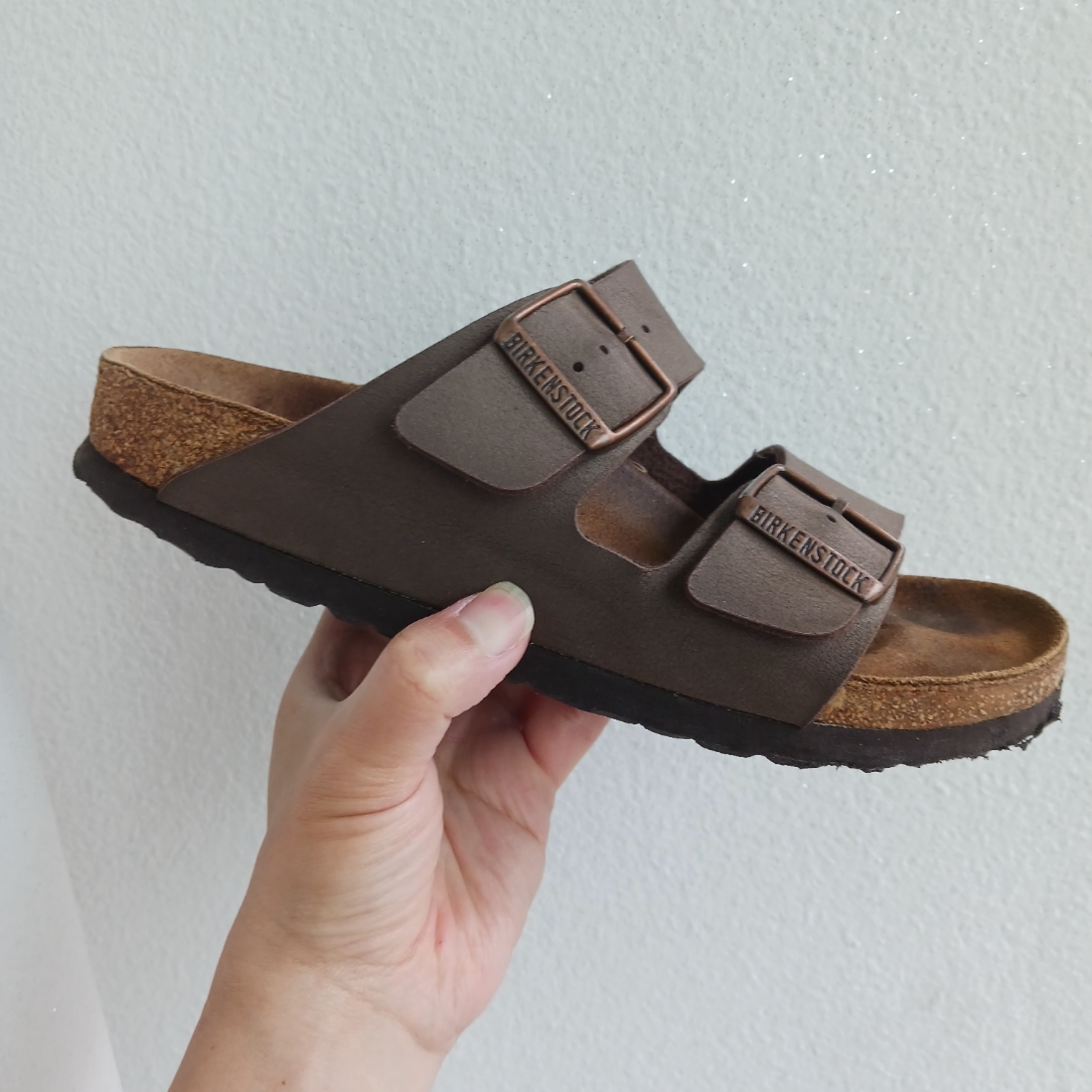 Birkenstock Arizona Dark Brown - Narrow, Adidas Adilette Clog Black White 착용 스타일 - 1