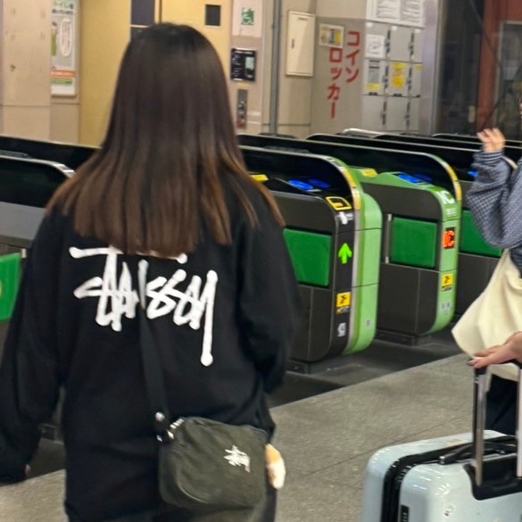 Stussy Basic Stussy Pigment Dyed LS T-Shirt Black 2024, Stussy Canvas Side Pouch Washed Black 착용 스타일