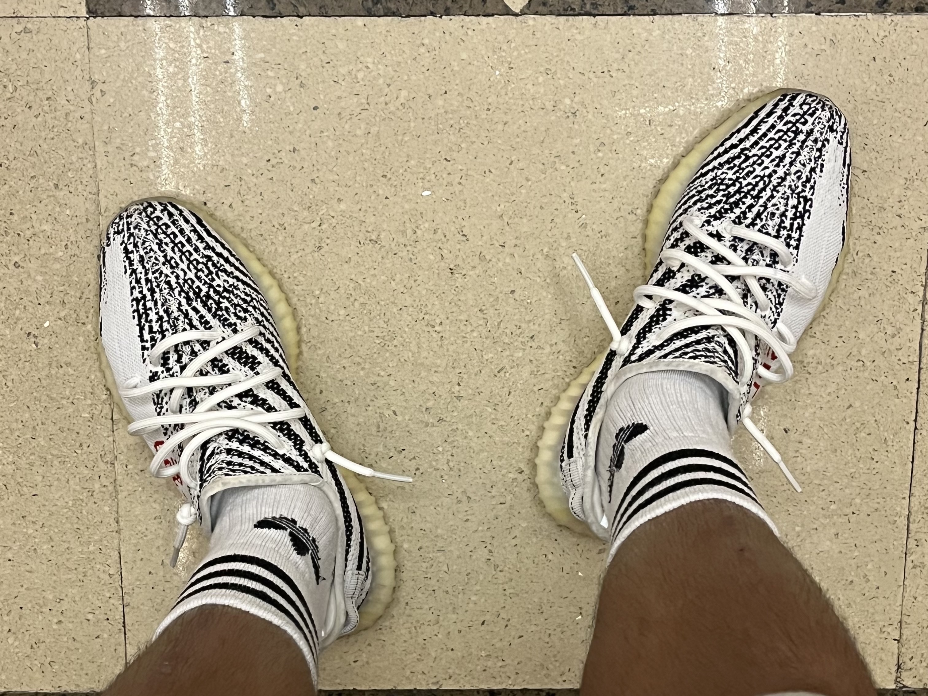 Adidas Yeezy Boost 350 V2 Zebra 2022/2023 착용 스타일 - 1