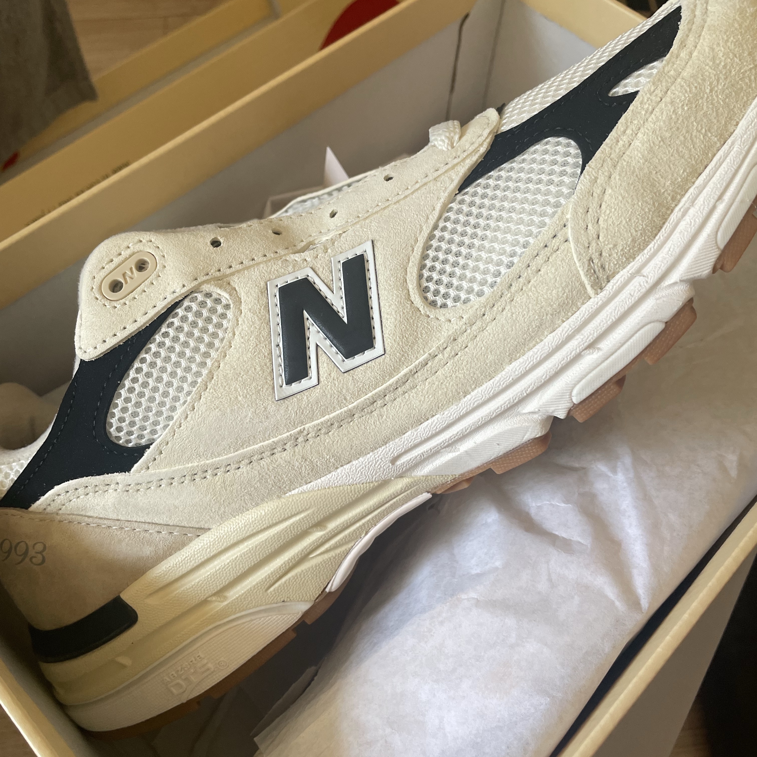 New Balance 993 Made in USA Sea Salt Black 착용 스타일