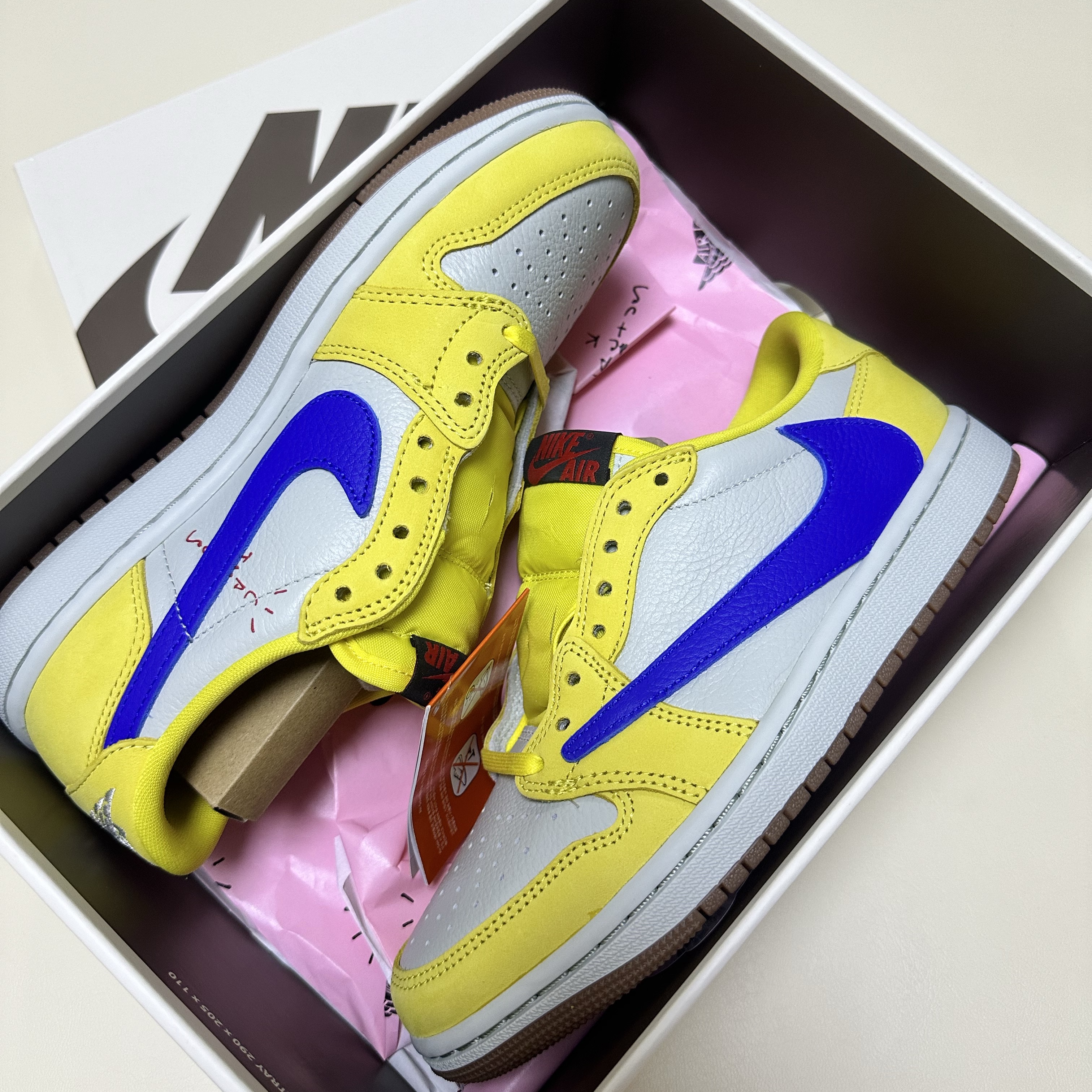 (W) Jordan 1 x Travis Scott Retro Low OG SP Canary 착용 스타일