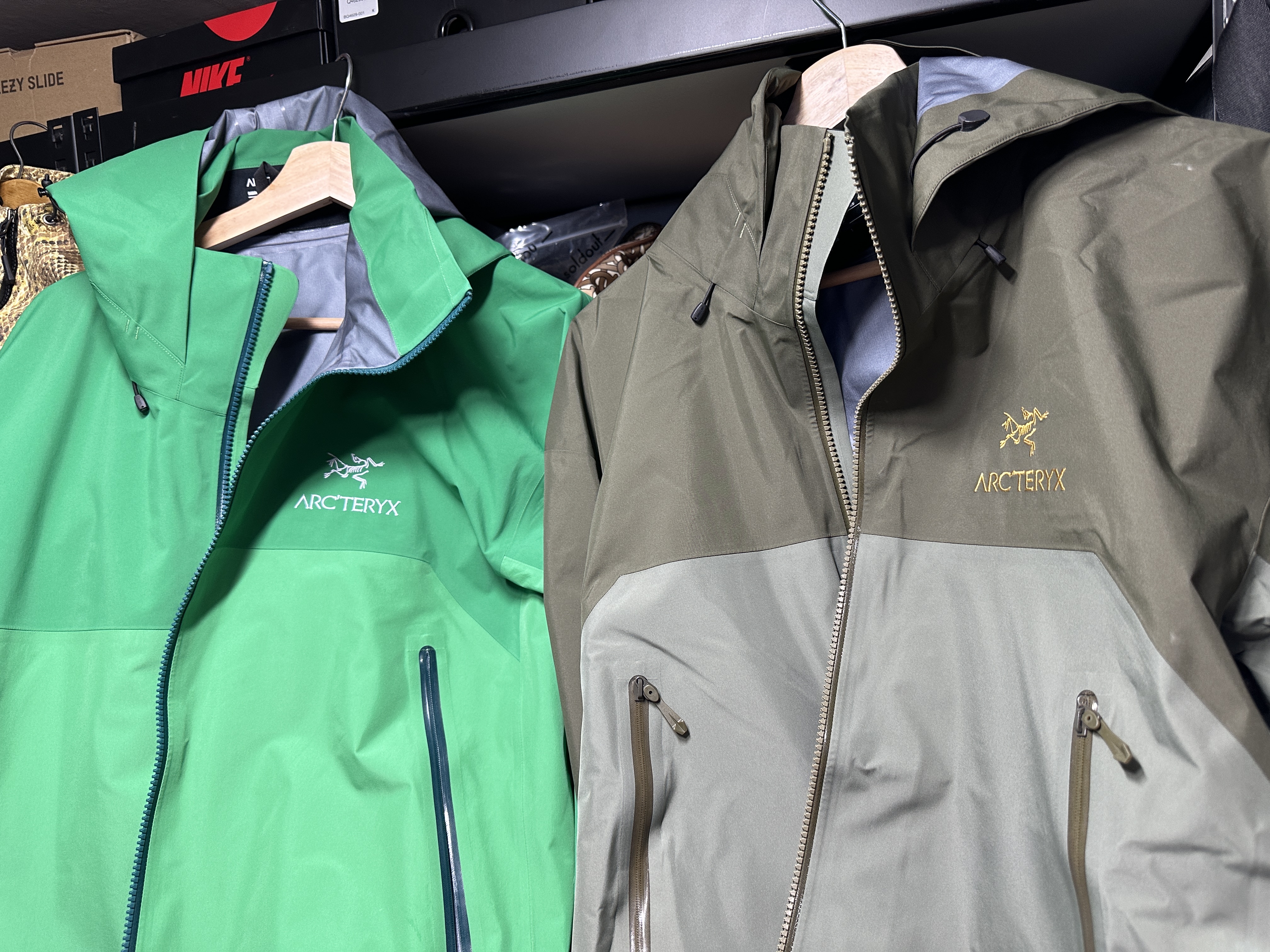 Arc'teryx Alpha SV Jacket 24K Black, Arc'teryx Beta AR Jacket Jungle 착용 스타일 - 2