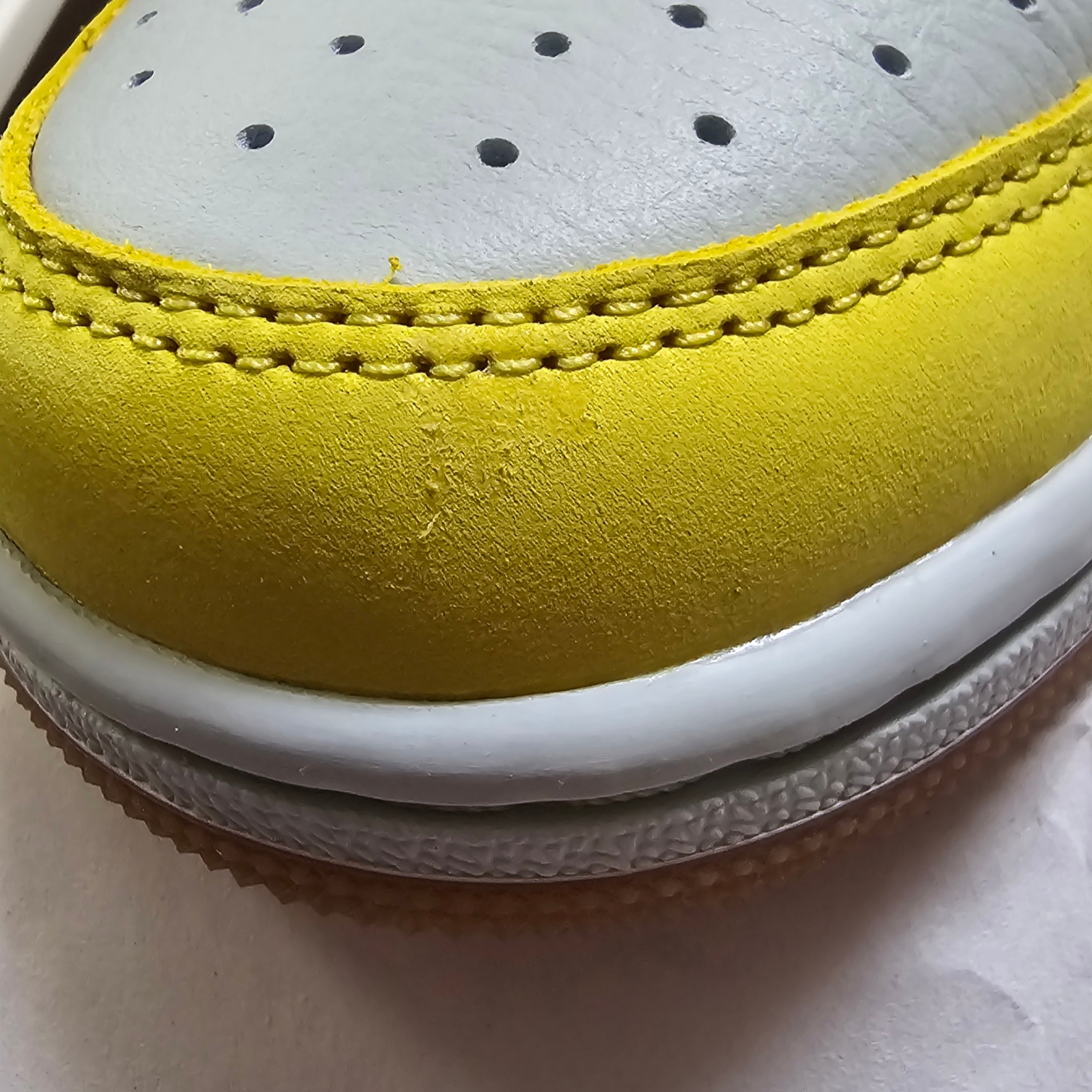 (W) Jordan 1 x Travis Scott Retro Low OG SP Canary 착용 스타일 - 2