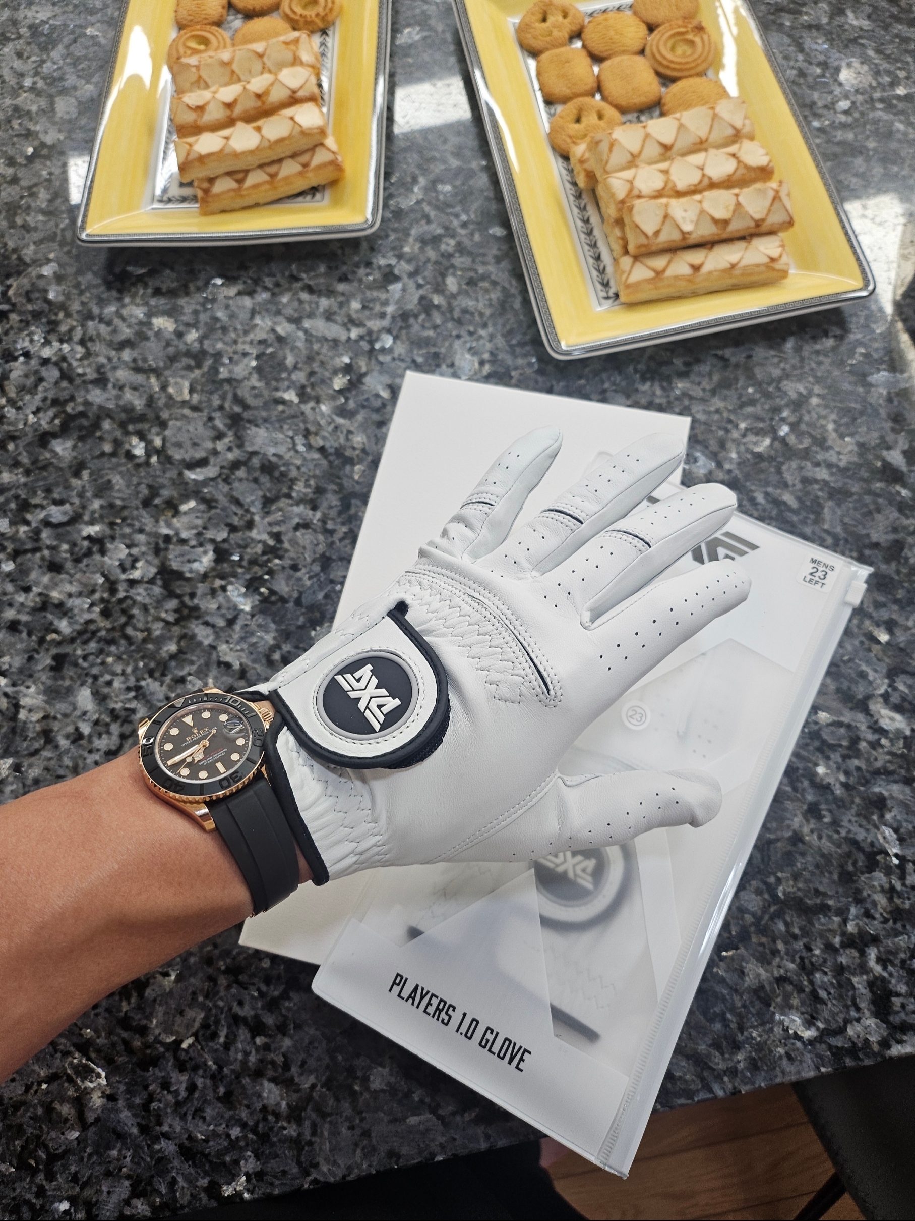 Rolex Yacht-Master 37mm 268655 Black Oysterflex 착용 스타일