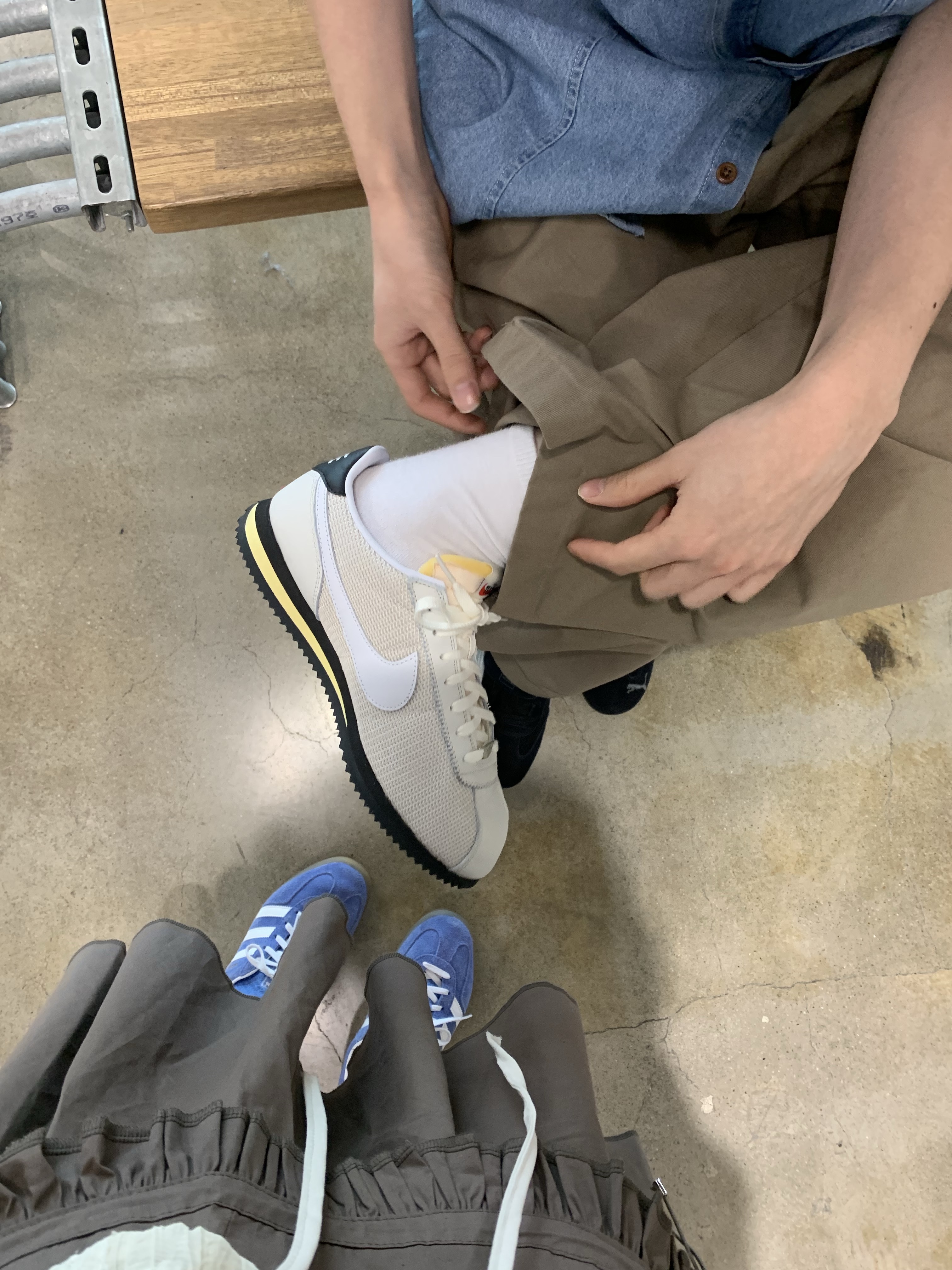 Nike Cortez Light Orewood Brown, (W) Adidas Gazelle Indoor Blue Fusion Cloud White 착용 스타일