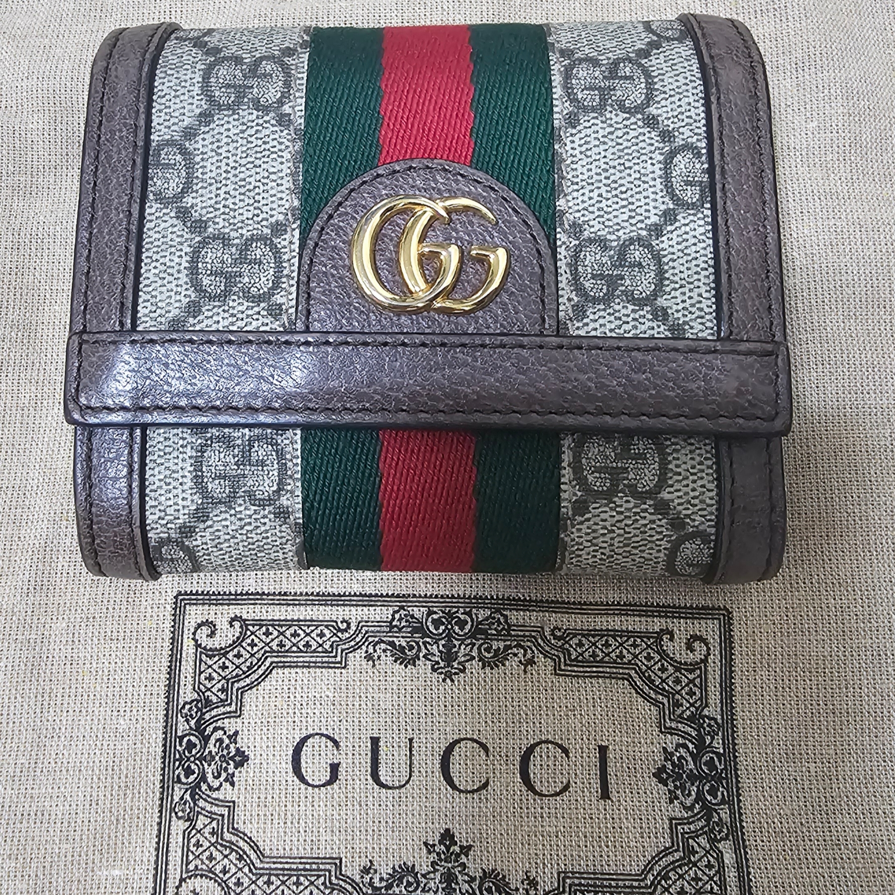 Gucci Ophidia GG Supreme Canvas Bi-Fold Wallet Beige Ebony 착용 스타일