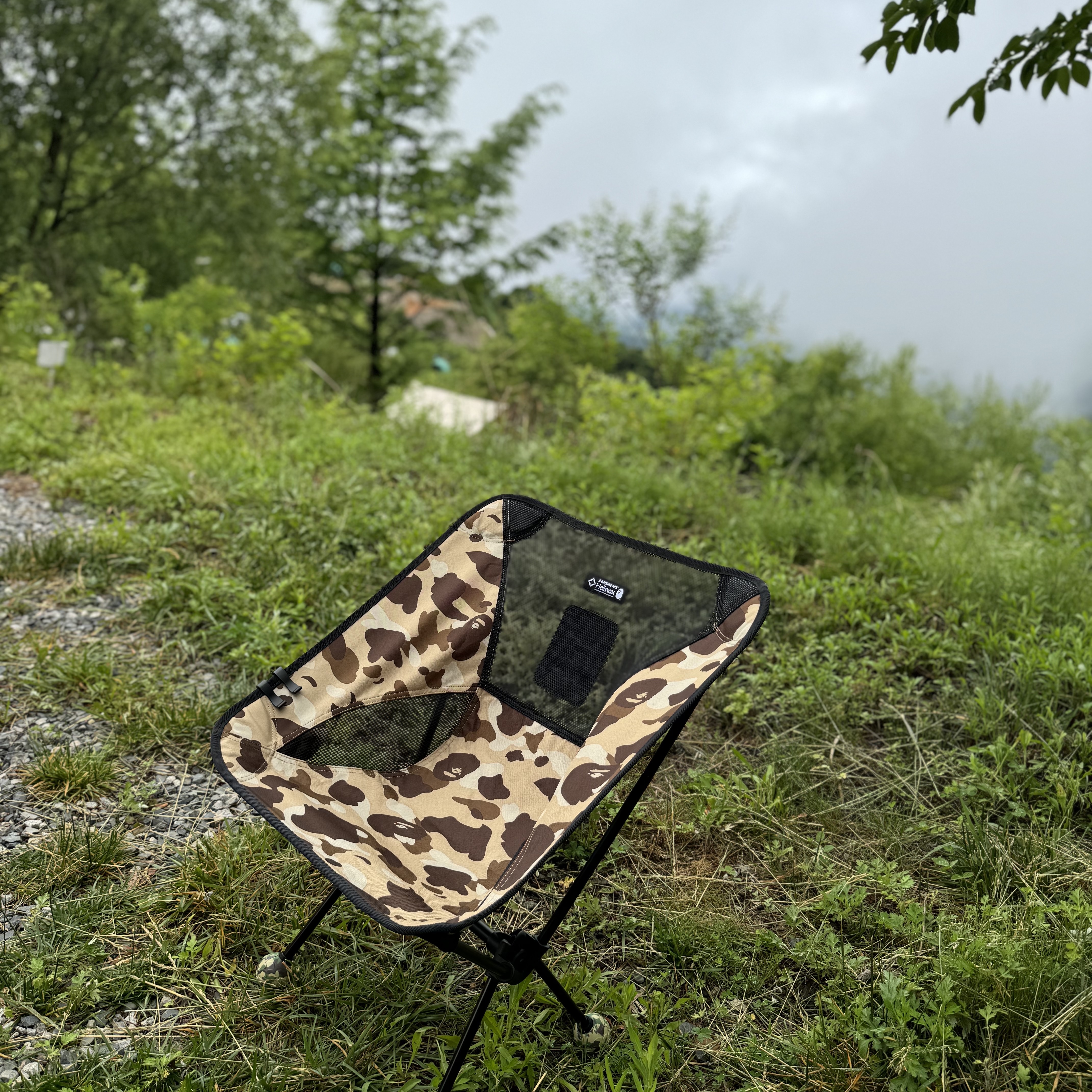 Helinox x BAPE Chair One Bape Camo 착용 스타일 - 3