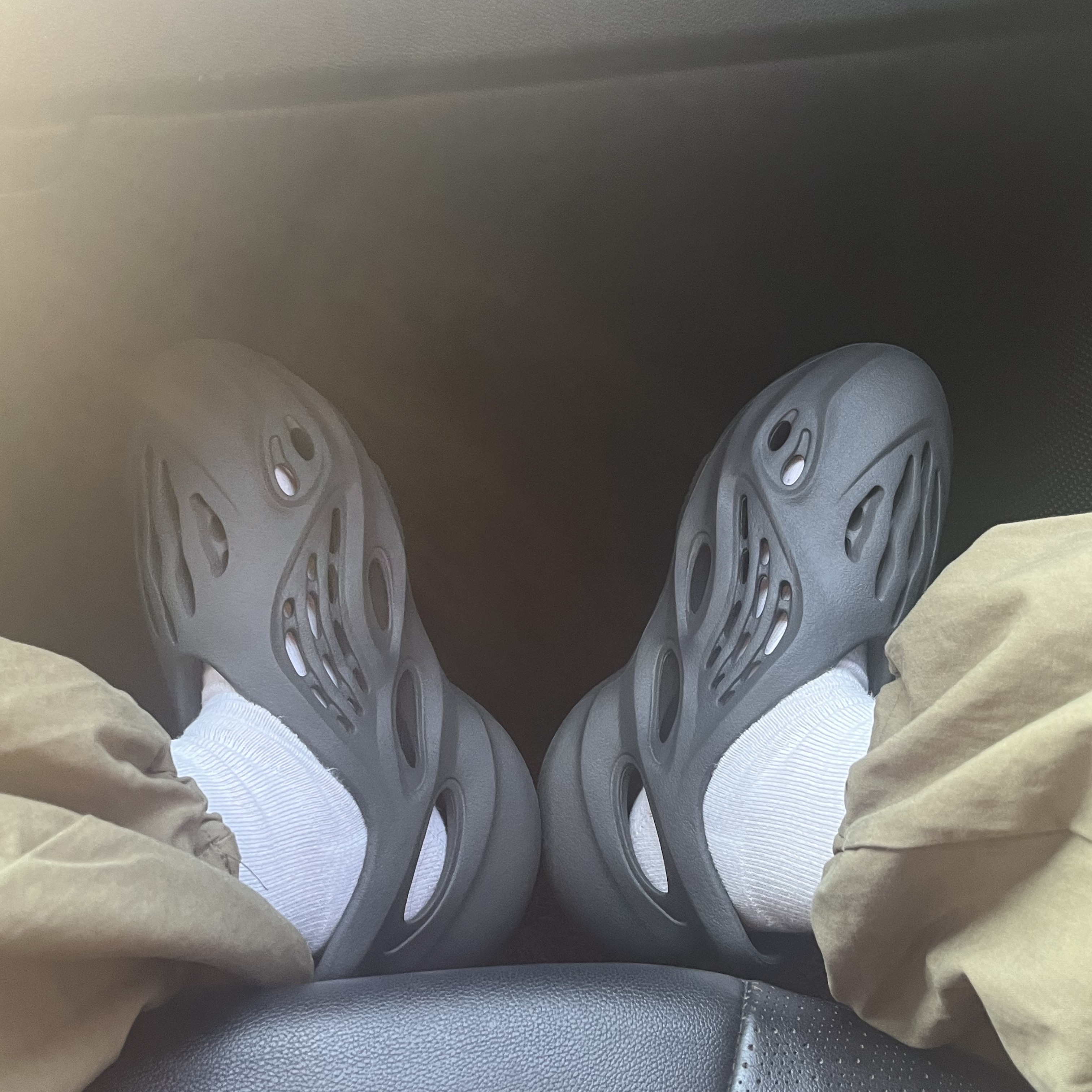 Adidas Yeezy Foam RNNR Carbon 착용 스타일