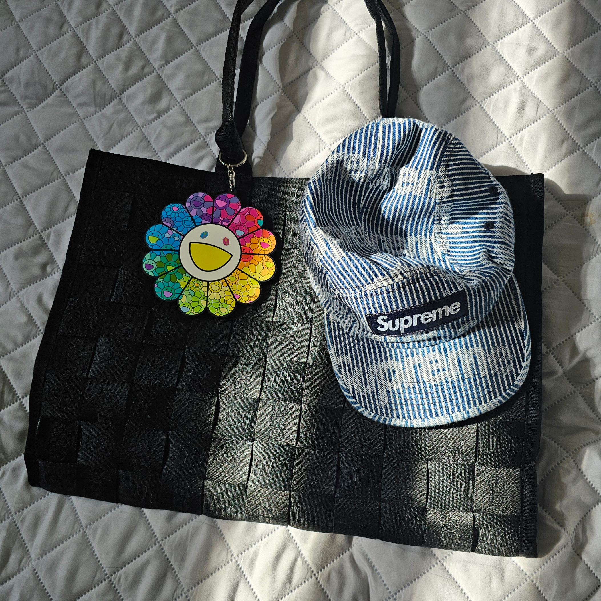 Kaikai Kiki Flower Rubber Keyring Over The Rainbow 착용 스타일