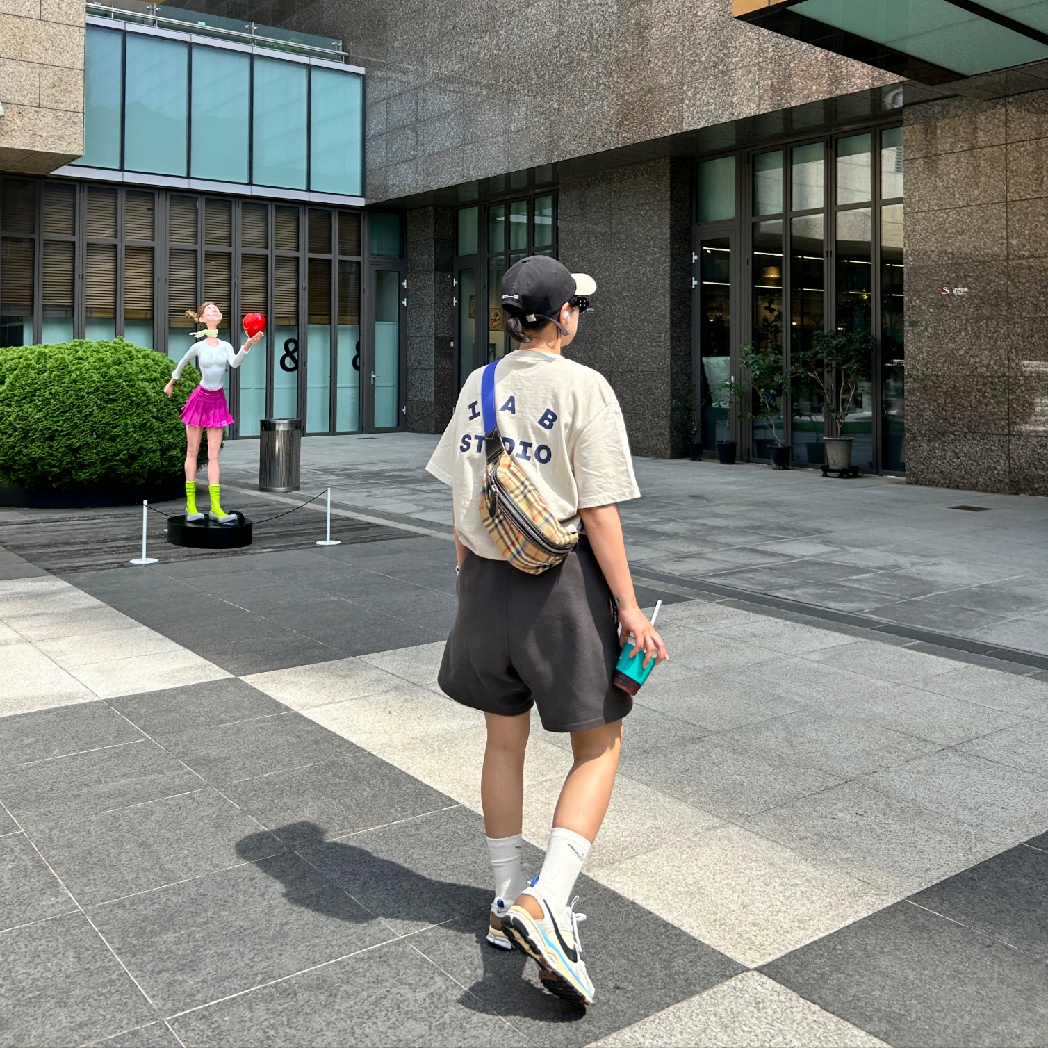 IAB Studio Pigment T-Shirt Oatmeal, Emis New Logo Mix Ball Cap Beige Black 착용 스타일 - 2