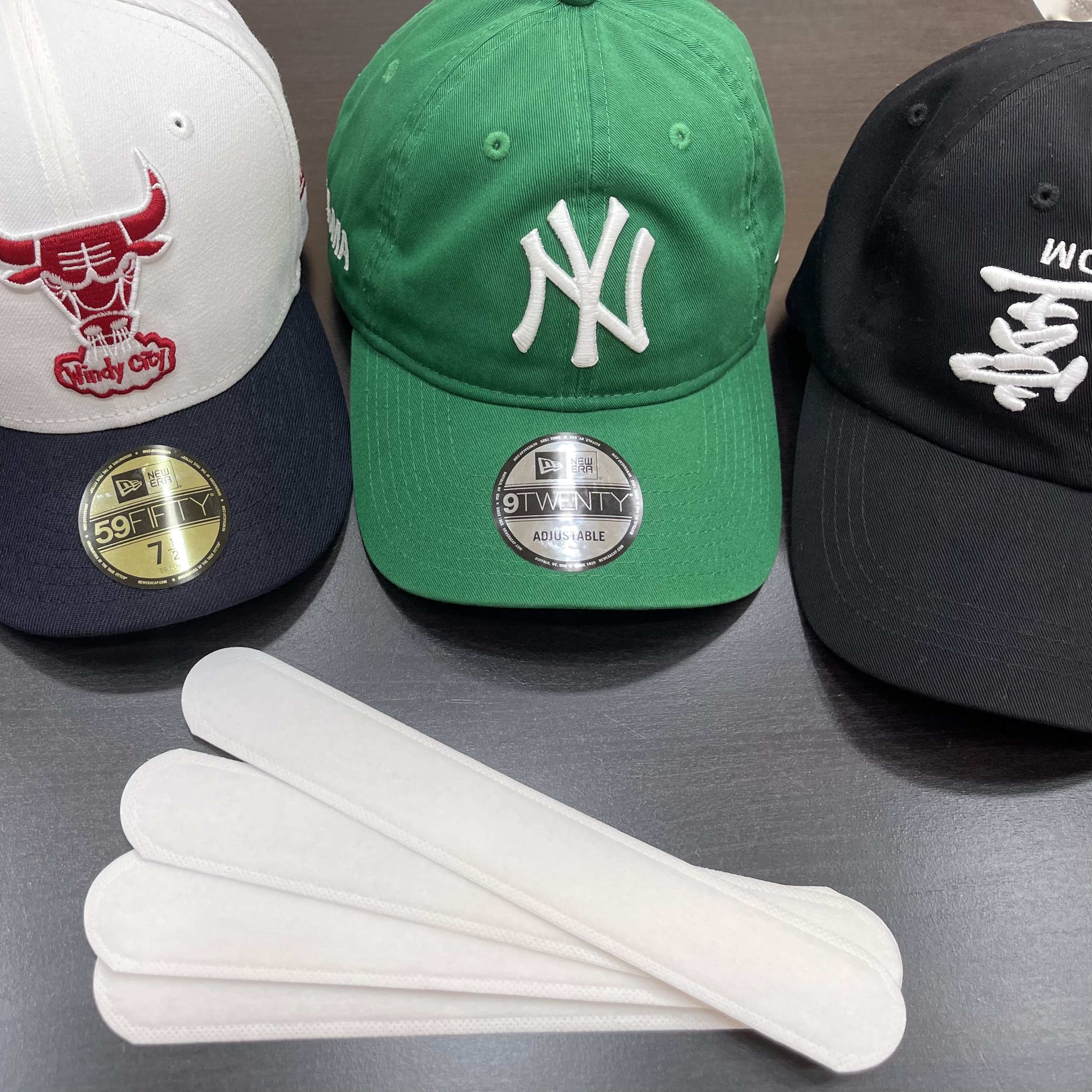 Darkr8m Studio x New Era FFALO Figure Black, Off-White x New Era Chicago White Sox Fitted Cap Black White 착용 스타일 - 2