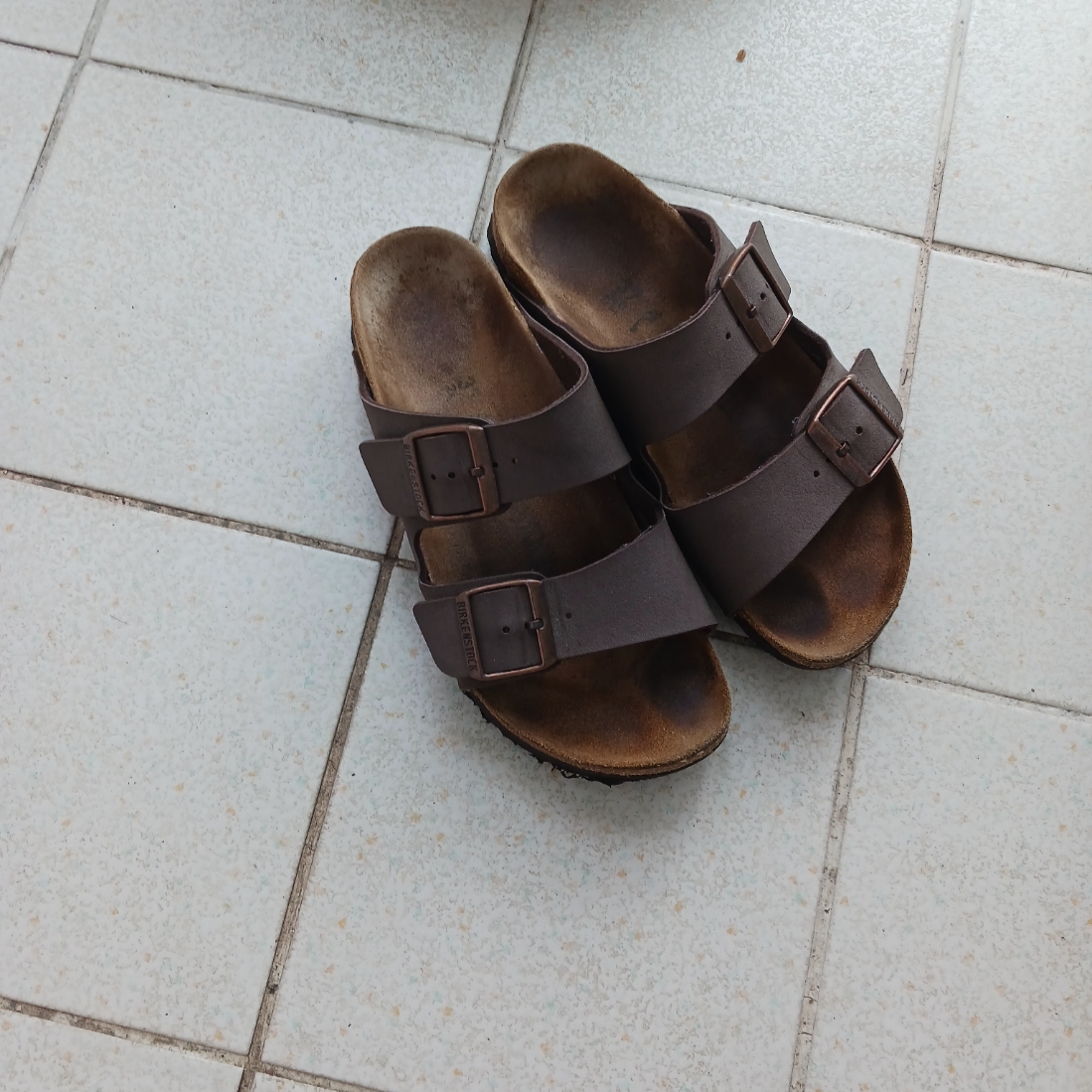 Birkenstock Arizona Dark Brown - Narrow, Adidas Adilette Clog Black White 착용 스타일 - 2