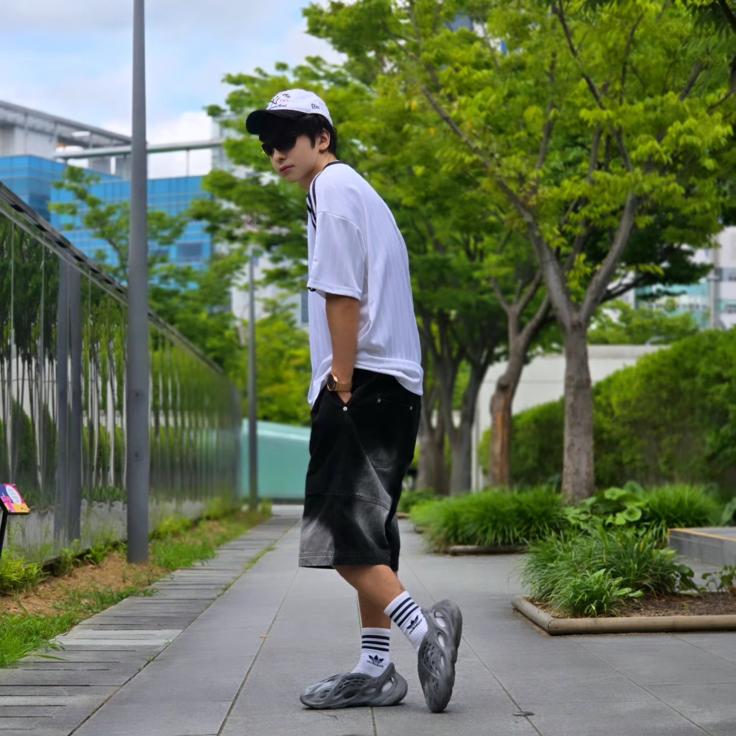 thisisneverthat x New Era x MLB New York Yankees Unstructured Ball Cap White Black, Adidas Adicolor T-Shirt White Black - KR Sizing 착용 스타일 - 5