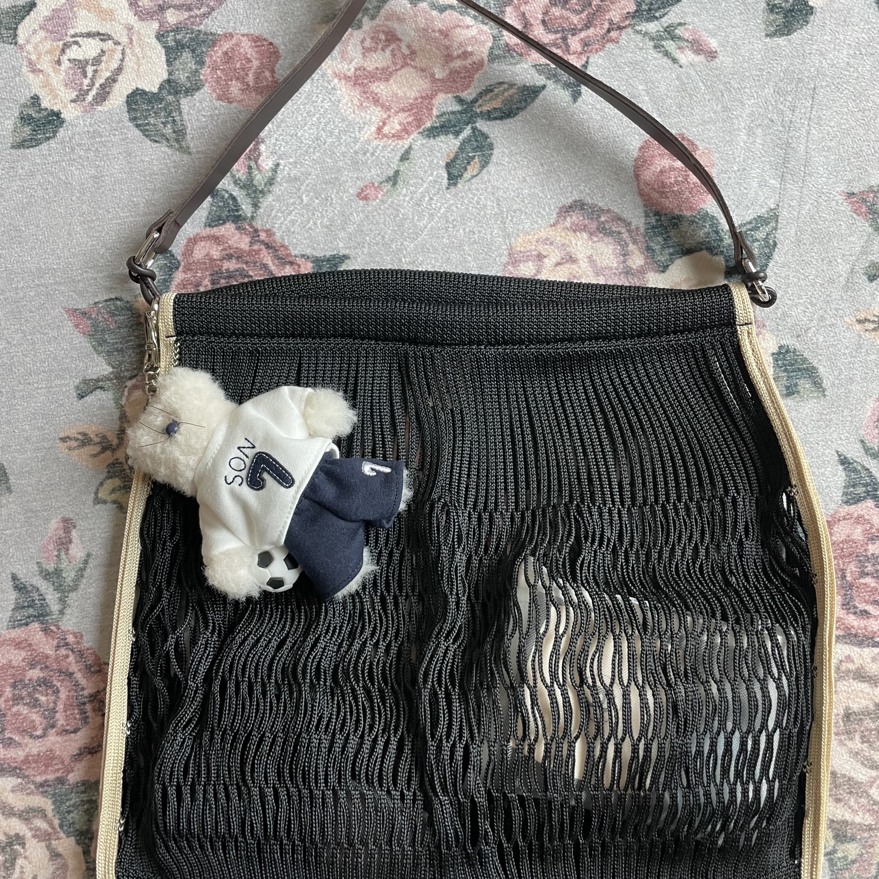 Lemaire Nylon Net Large Crossbody Filt Net Shopping Bag Black, Monamhee x NOS7 SON.hee Keyring Cream 착용 스타일 - 2