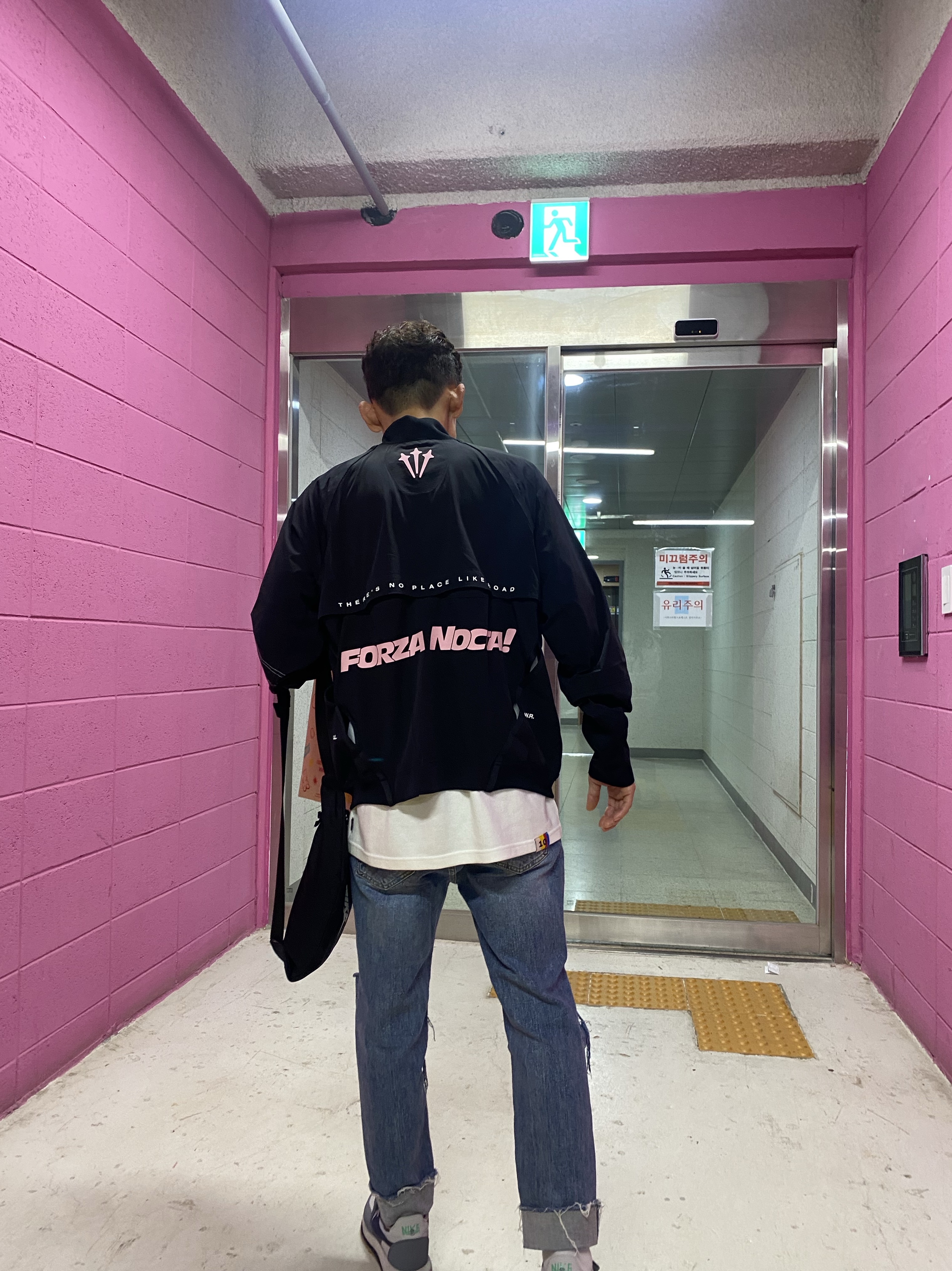 (W) Nike x Drake Nocta NRG LR L/S Crew Black (DV3631-010), IAB Studio 10th Anniversary T-Shirt White 착용 스타일 - 1