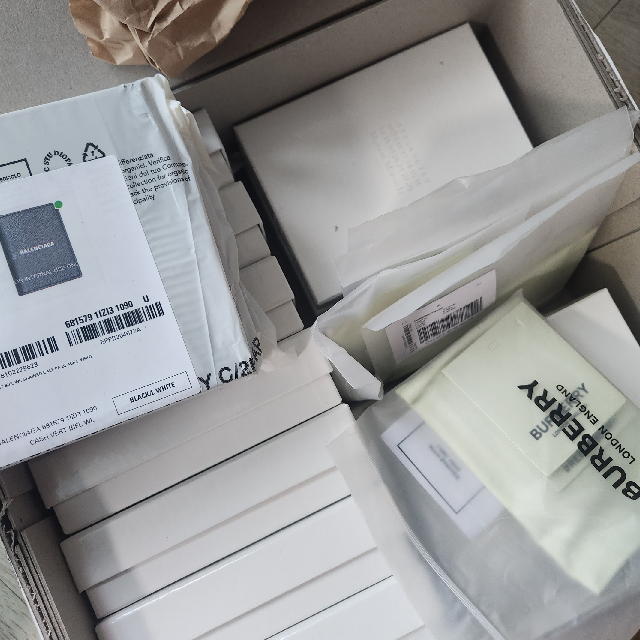 Maison Margiela Zip Compact Tri-Fold Wallet Black, Balenciaga Grained Calfskin Cash Vertical Bi-Fold Wallet Black 착용 스타일