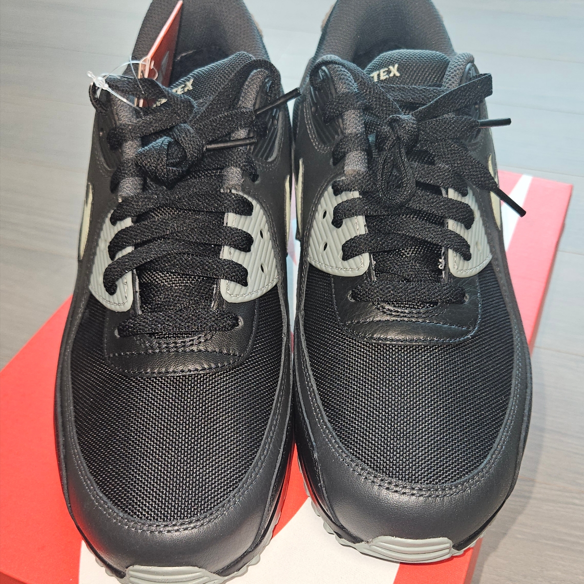 Nike Air Max 90 Gore-Tex Black Honeydew 착용 스타일 - 2