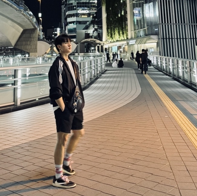 (W) Adidas Adilenium Oversized Track Top Black - KR Sizing, Uniqlo UT x Kaws Short Sleeve Graphic T-Shirt White 착용 스타일 - 1