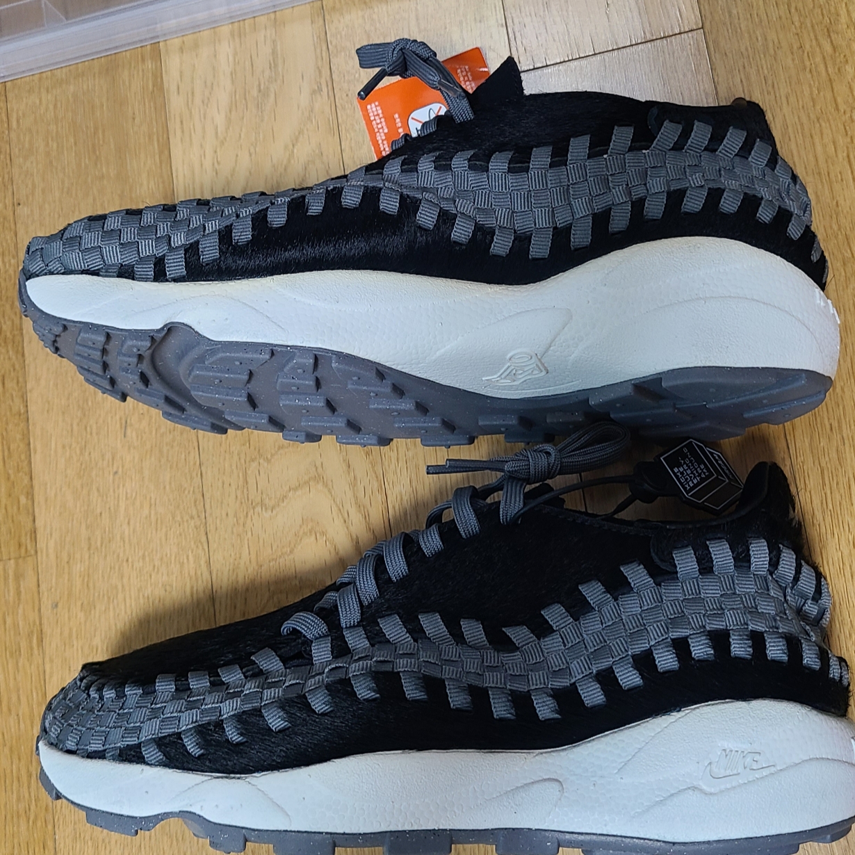 (W) Nike Air Footscape Woven Black and Smoke Grey 착용 스타일 - 2