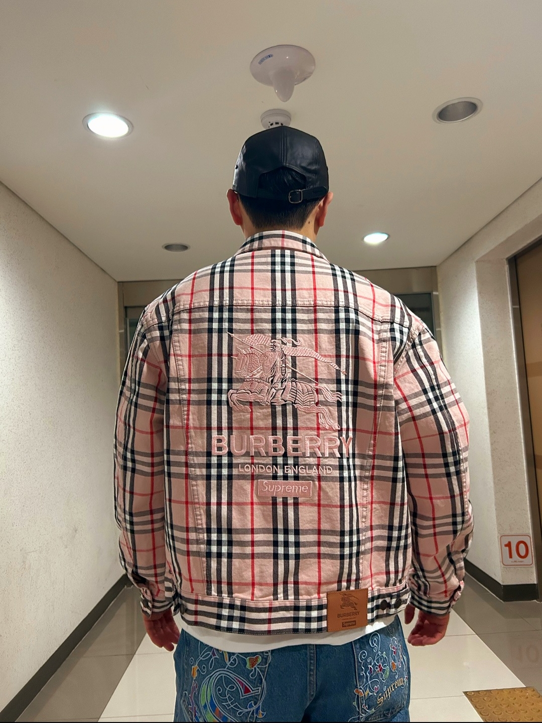 Supreme x Burberry Denim Trucker Jacket Pink - 22SS, Supreme x Coogi Baggy Jean Blue - 23SS 착용 스타일 - 5