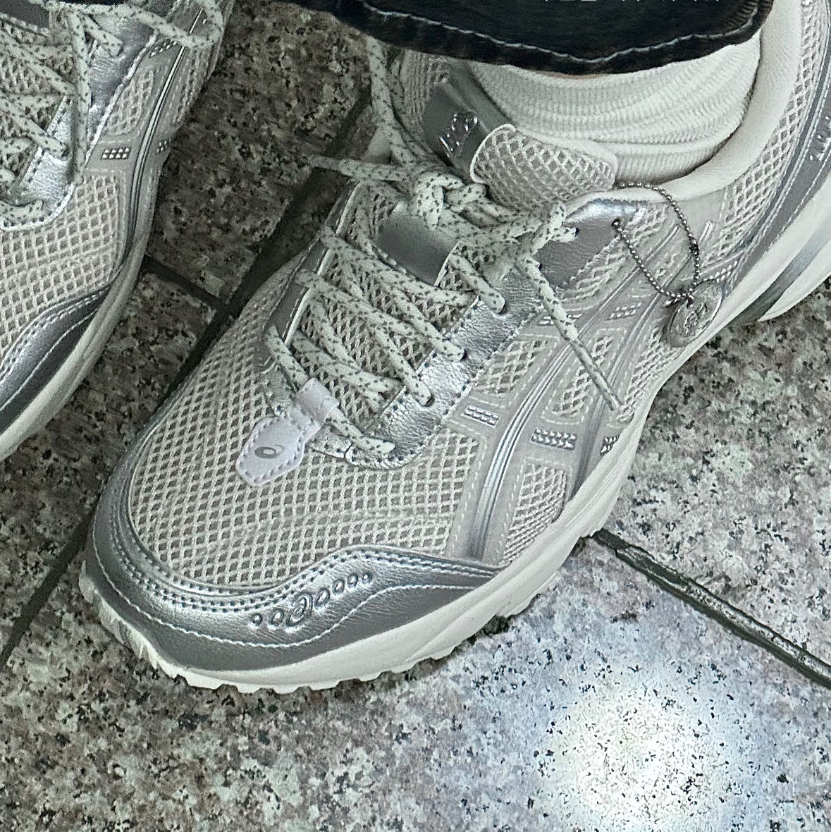 (W) Asics x Snidel Gel-1090 V2 Silver 착용 스타일 - 1