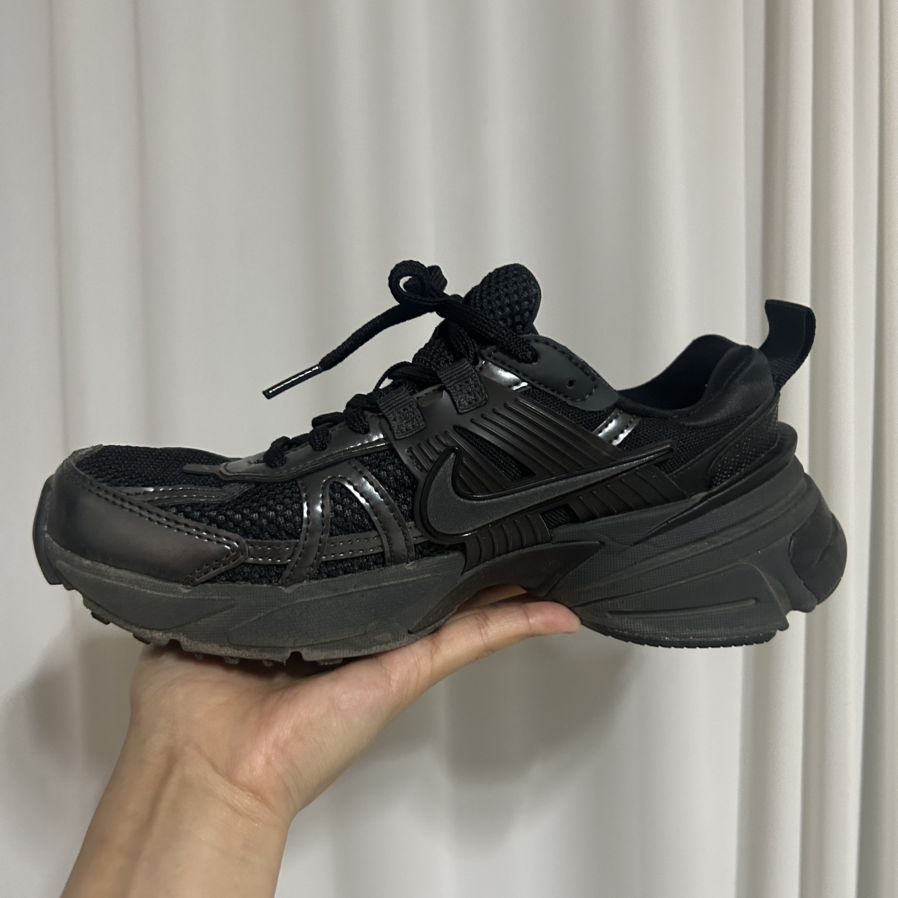 Nike V2K Run Black Anthracite 착용 스타일