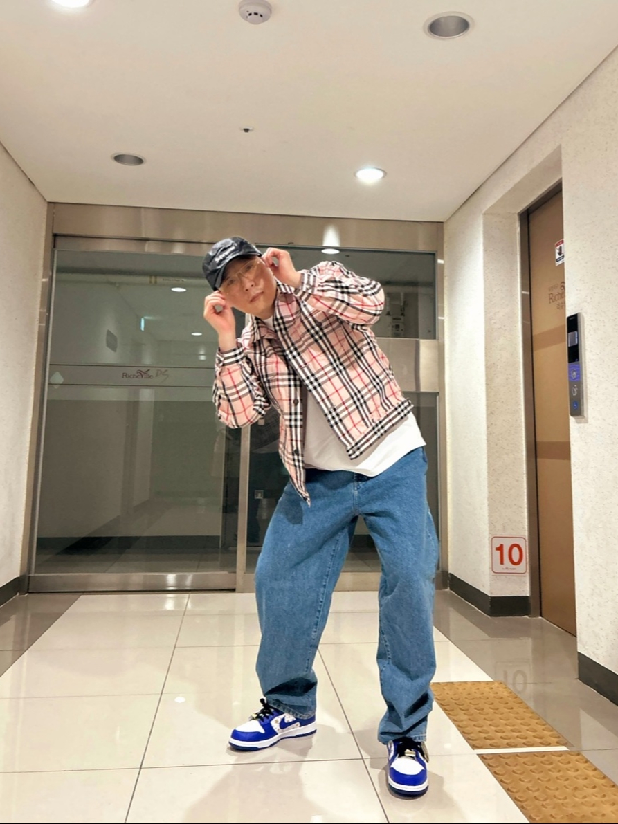 Supreme x Burberry Denim Trucker Jacket Pink - 22SS, Supreme x Coogi Baggy Jean Blue - 23SS 착용 스타일 - 4