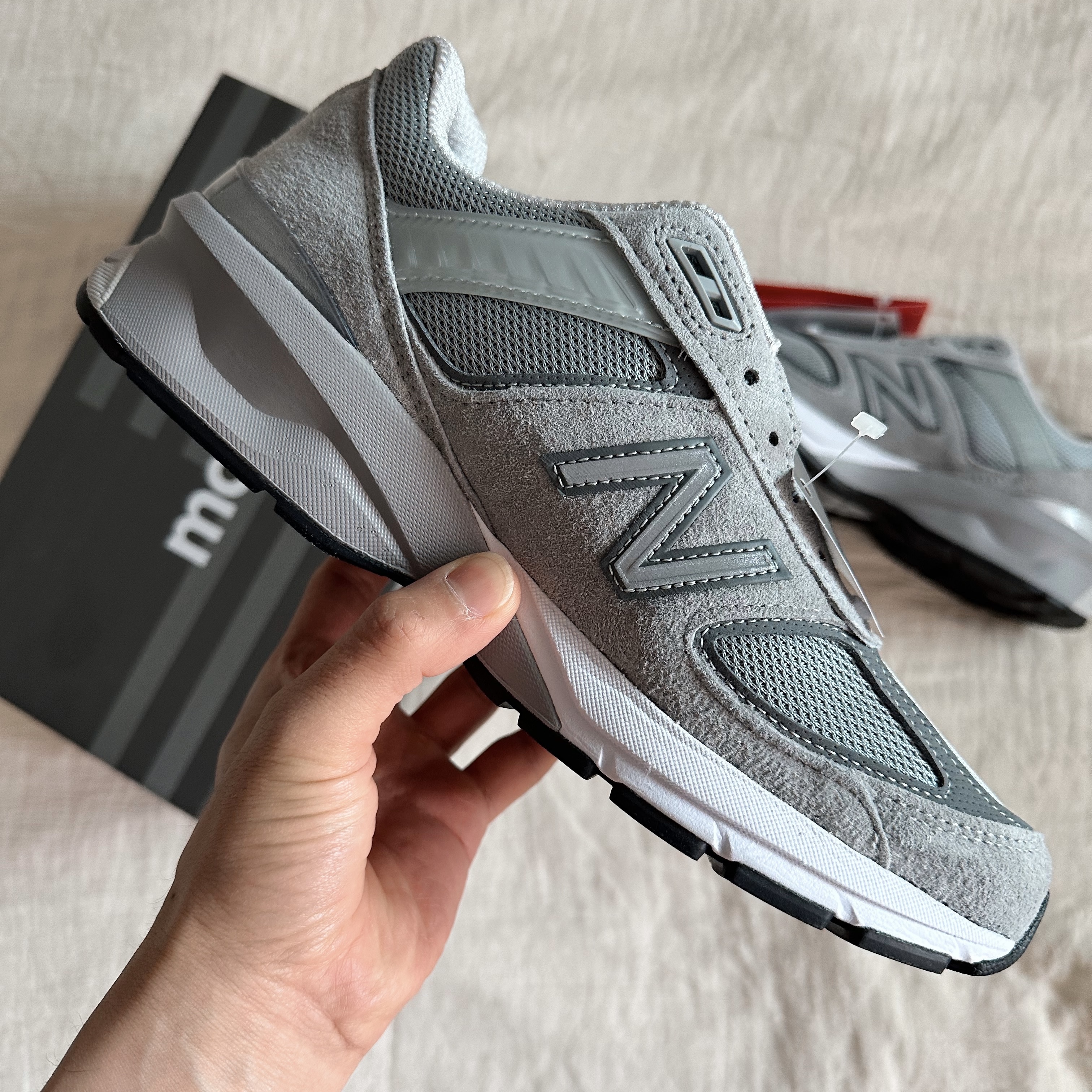 New Balance 990v5 Made in USA Grey - D Standard 착용 스타일 - 1