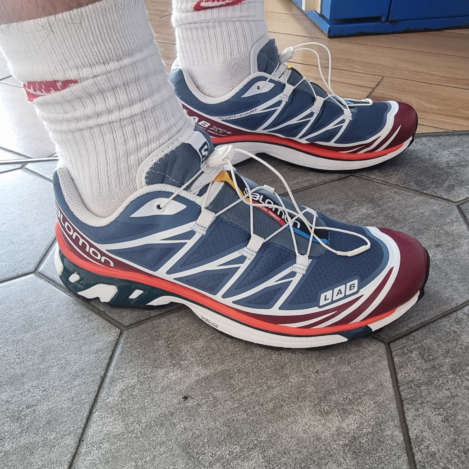 Salomon XT-6 Ashley Blue White Cherry Tomato 착용 스타일