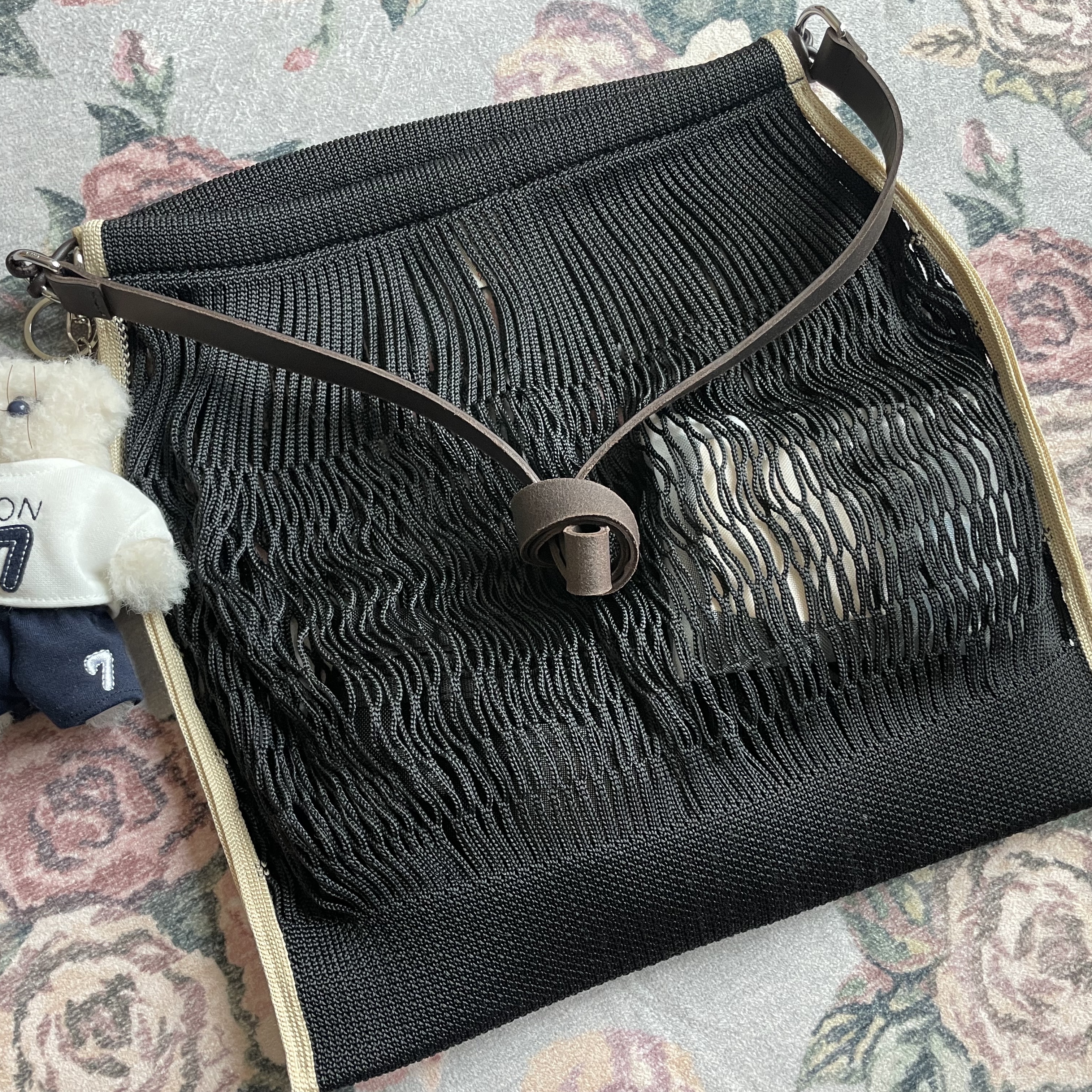 Lemaire Nylon Net Large Crossbody Filt Net Shopping Bag Black, Monamhee x NOS7 SON.hee Keyring Cream 착용 스타일 - 1