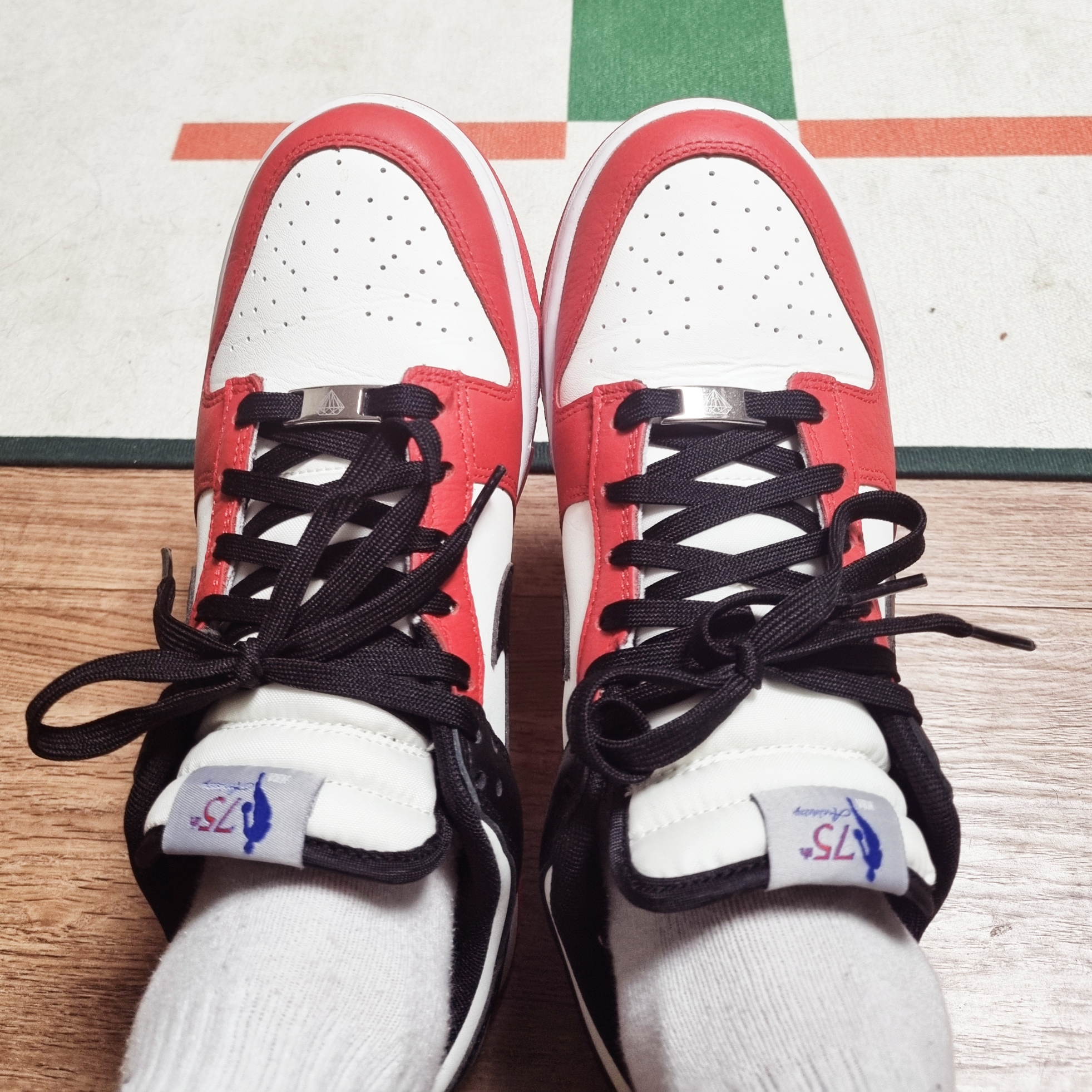 Nike x NBA Dunk Low Retro EMB Black and Chile Red 착용 스타일