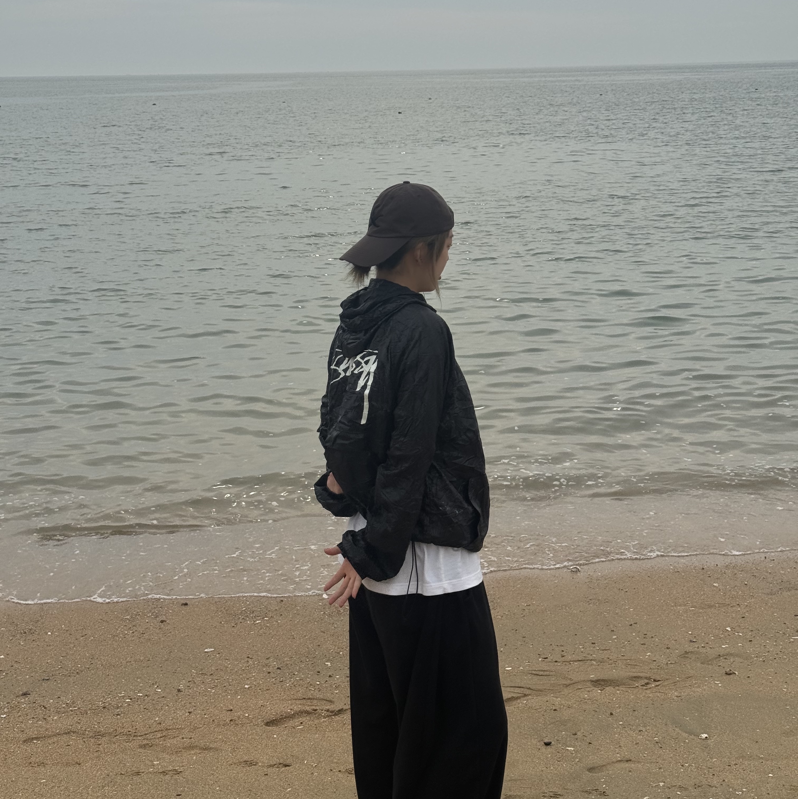 Stussy Beach Shell Wrinkled Nylon Jacket Black 착용 스타일