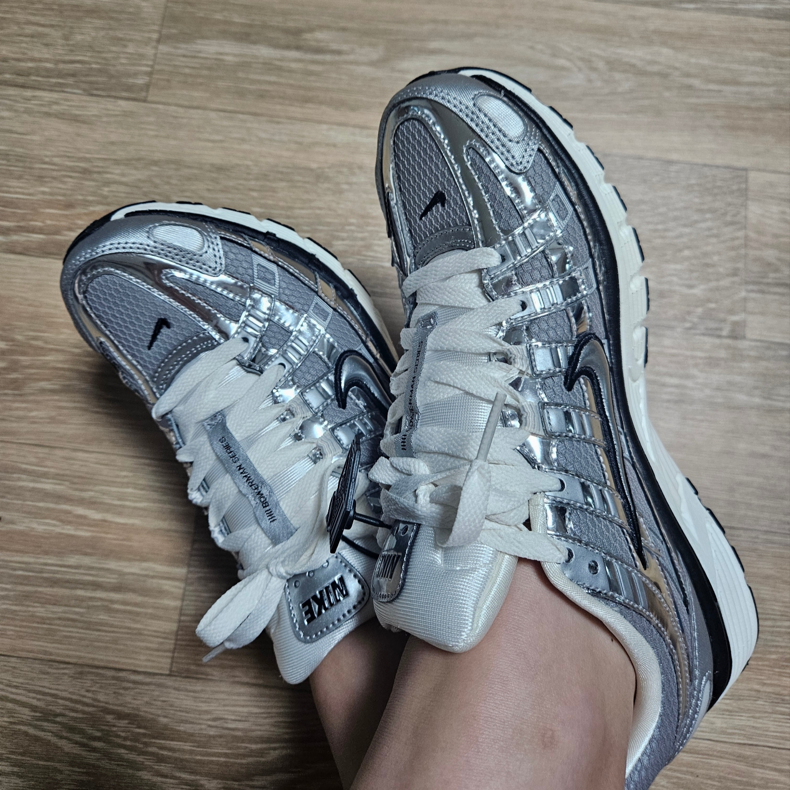 Nike P-6000 Metallic Silver 착용 스타일